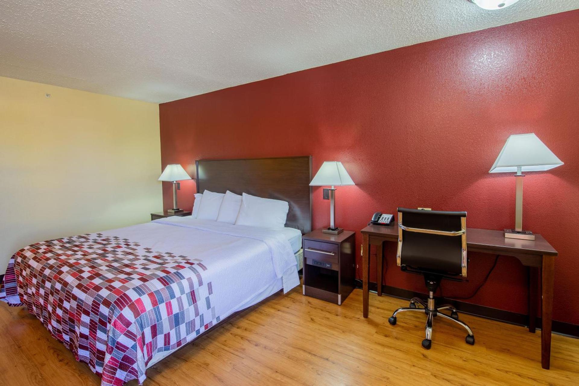 Red Roof Inn & Suites Indianapolis Airport photo 31