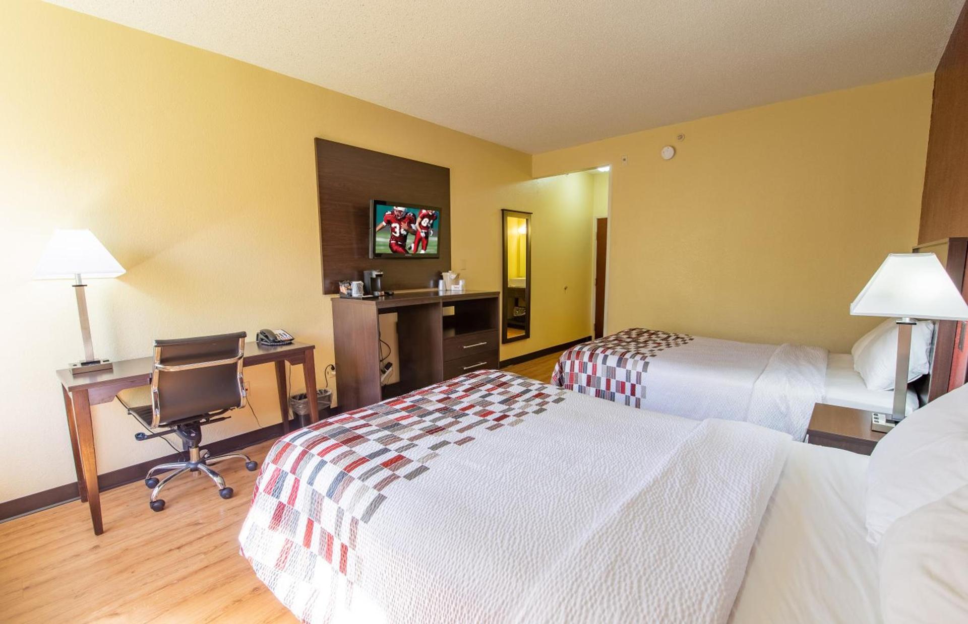 Red Roof Inn & Suites Indianapolis Airport photo 23