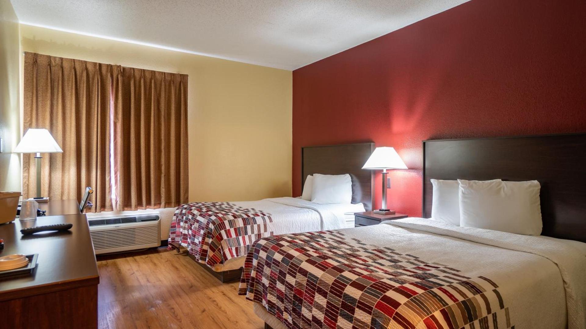 Red Roof Inn & Suites Indianapolis Airport photo 20