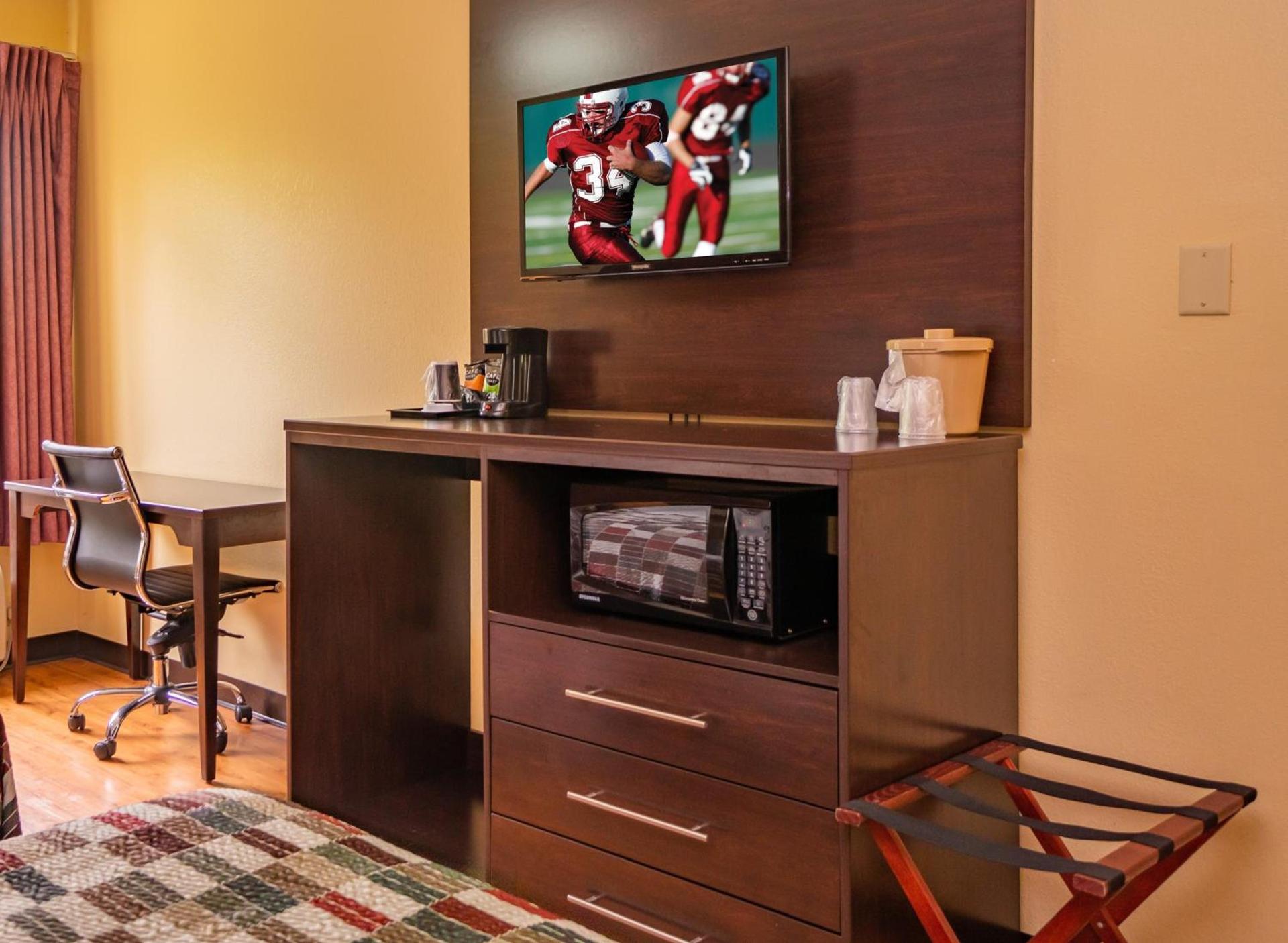 Red Roof Inn & Suites Indianapolis Airport photo 33
