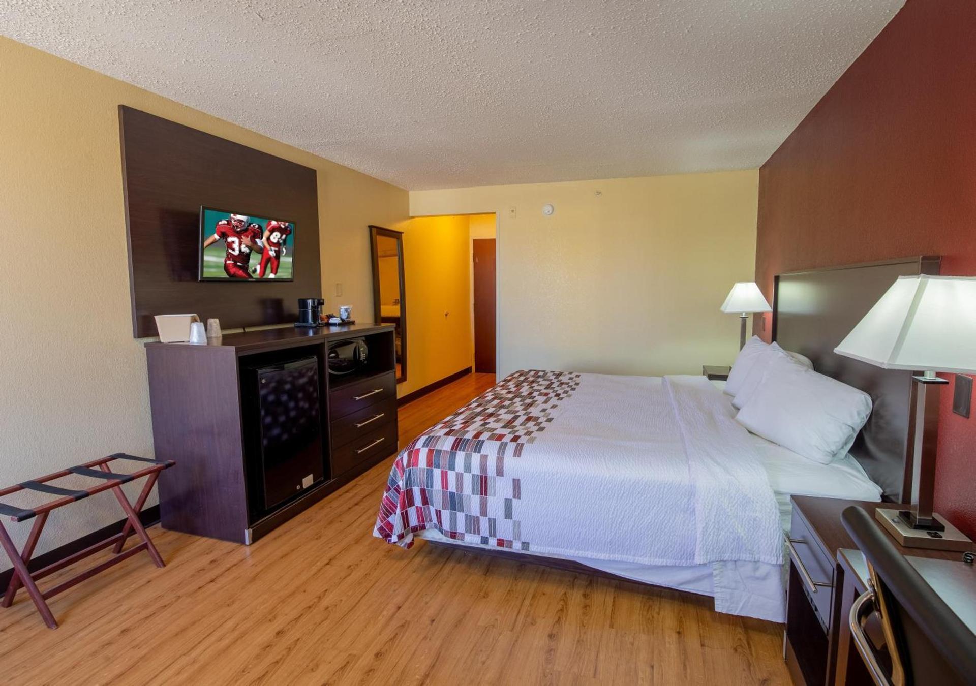 Red Roof Inn & Suites Indianapolis Airport photo 25