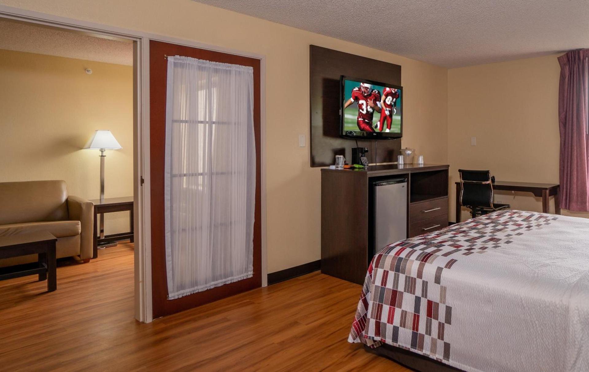 Red Roof Inn & Suites Indianapolis Airport photo 29