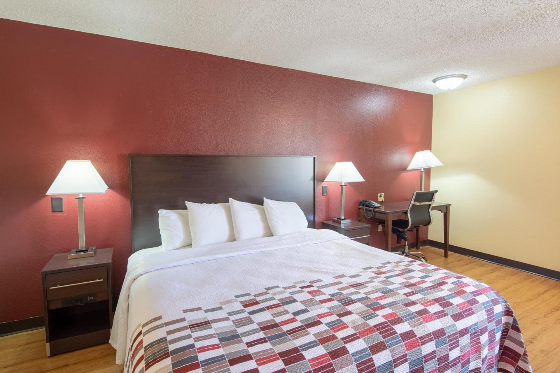 Red Roof Inn & Suites Indianapolis Airport photo 30