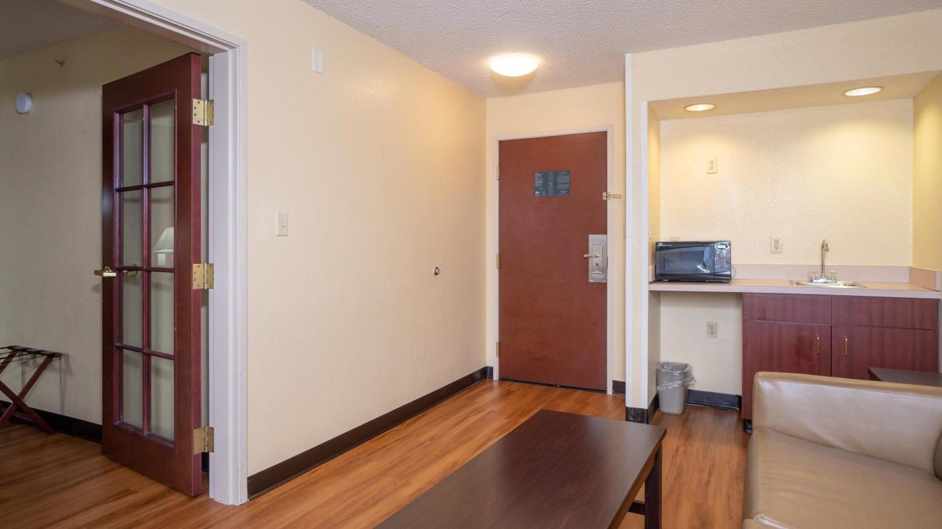 Red Roof Inn & Suites Indianapolis Airport photo 35