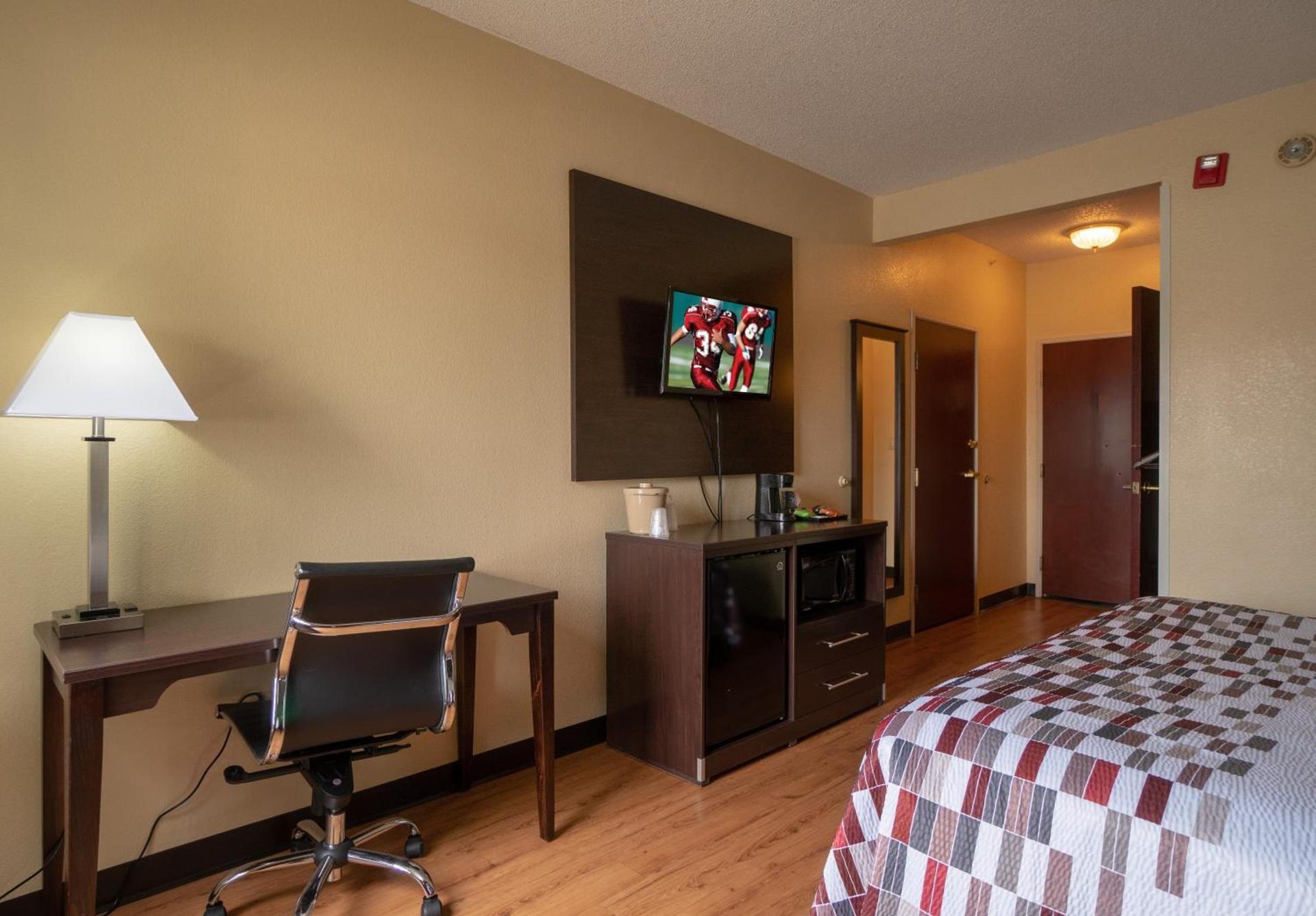 Red Roof Inn & Suites Indianapolis Airport photo 26