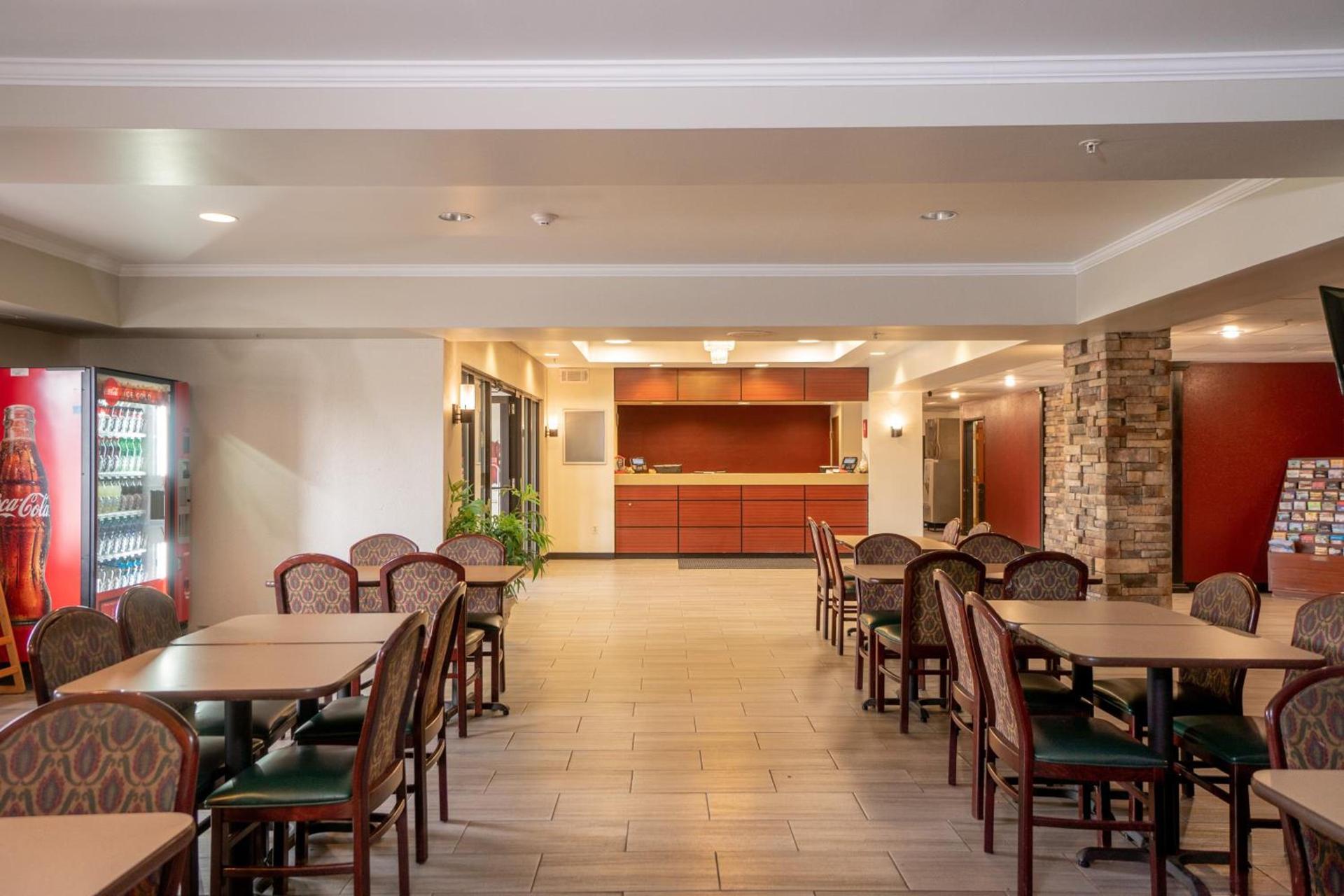 Red Roof Inn & Suites Indianapolis Airport photo 9