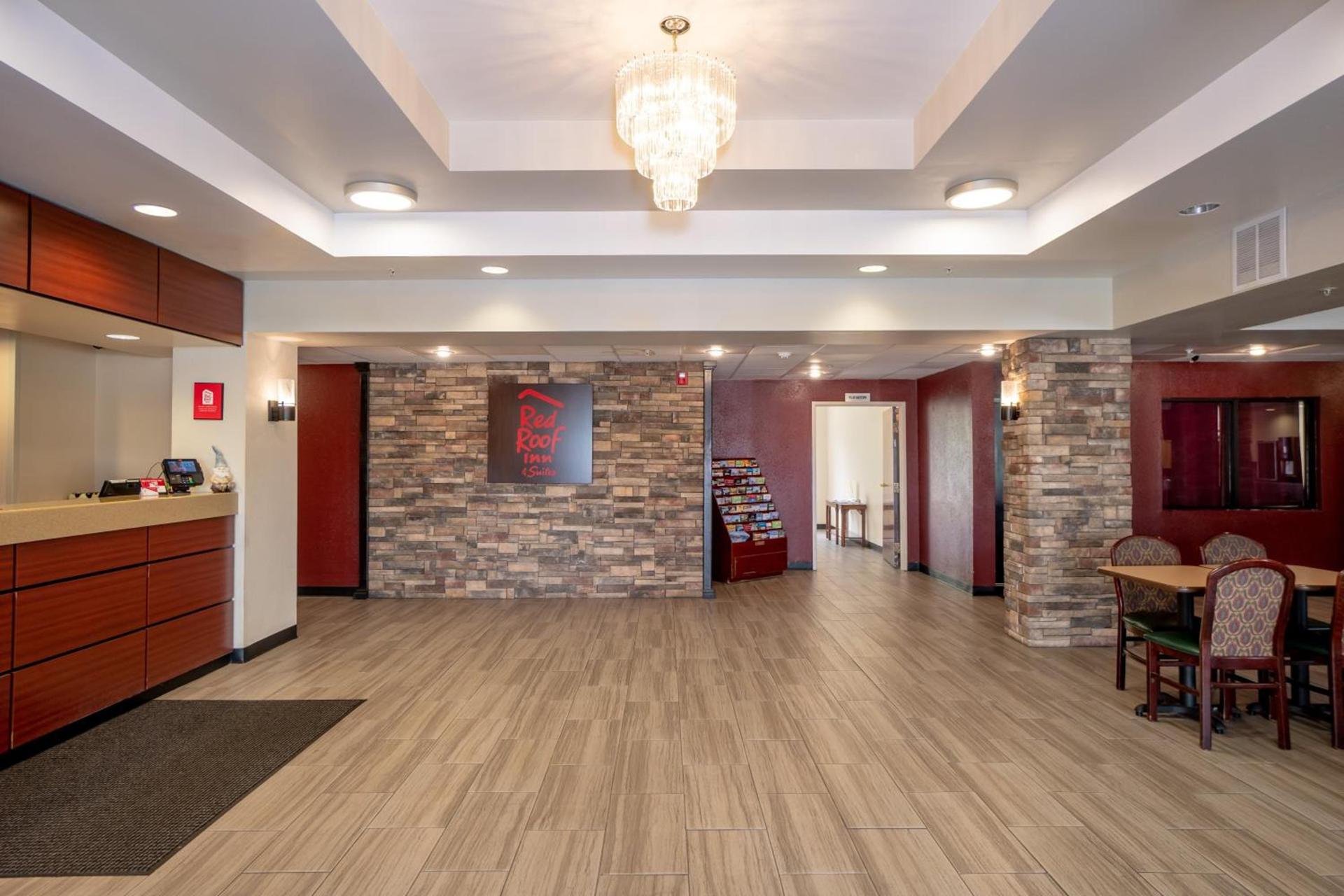 Red Roof Inn & Suites Indianapolis Airport photo 5