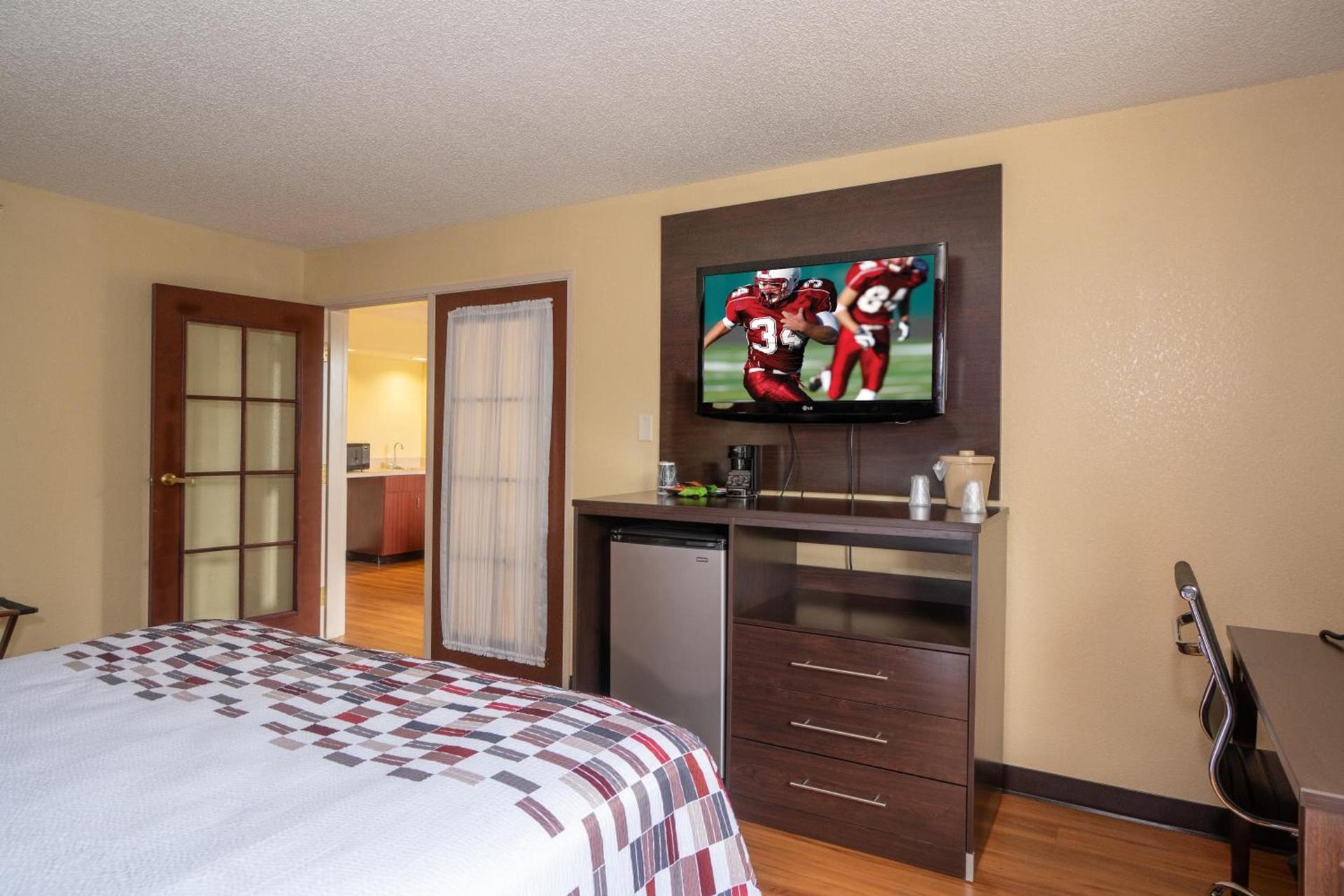 Red Roof Inn & Suites Indianapolis Airport photo 28