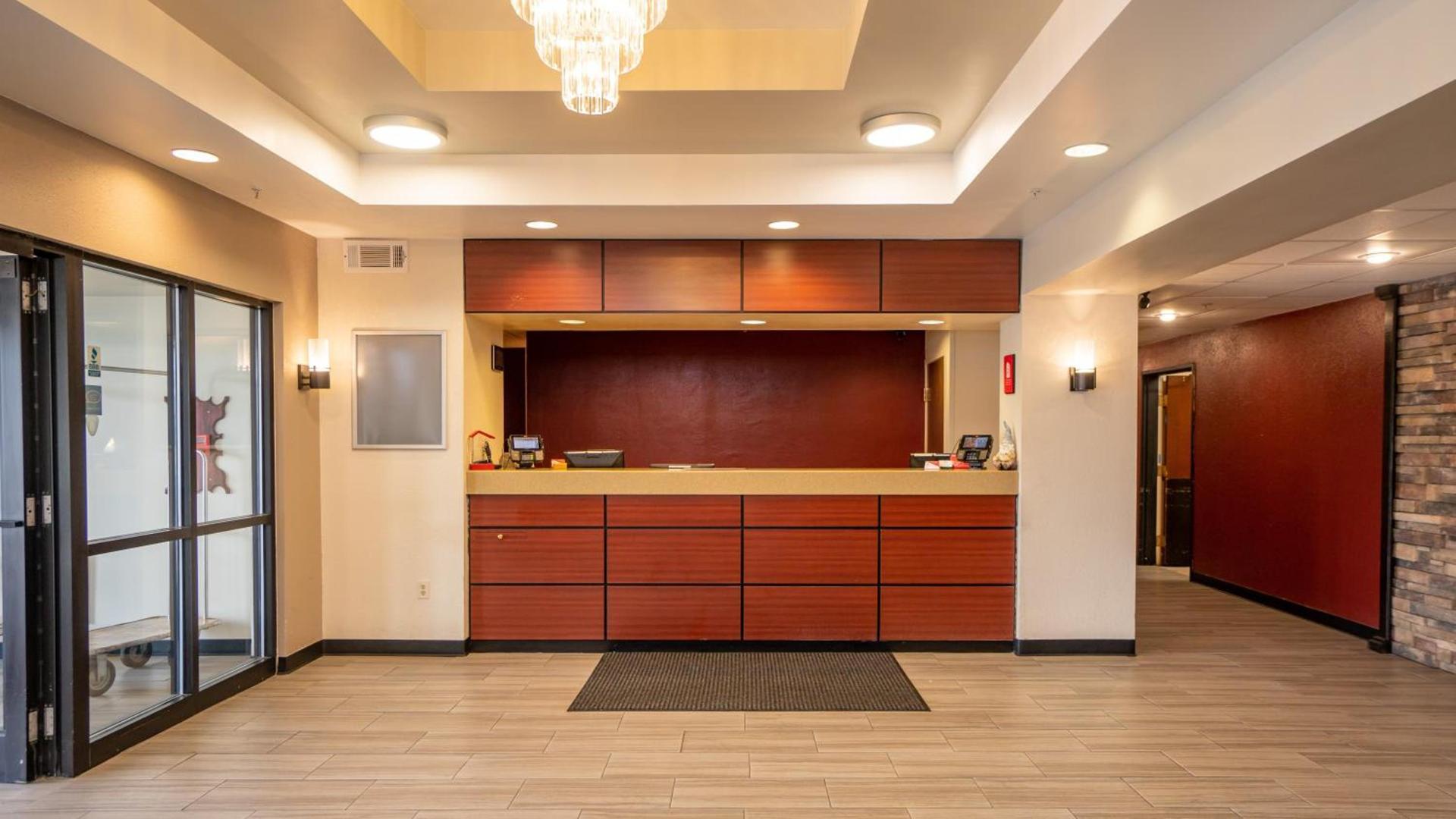 Red Roof Inn & Suites Indianapolis Airport photo 6