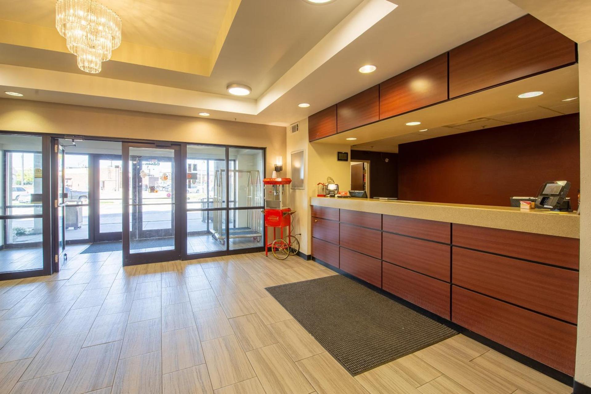 Red Roof Inn & Suites Indianapolis Airport photo 7