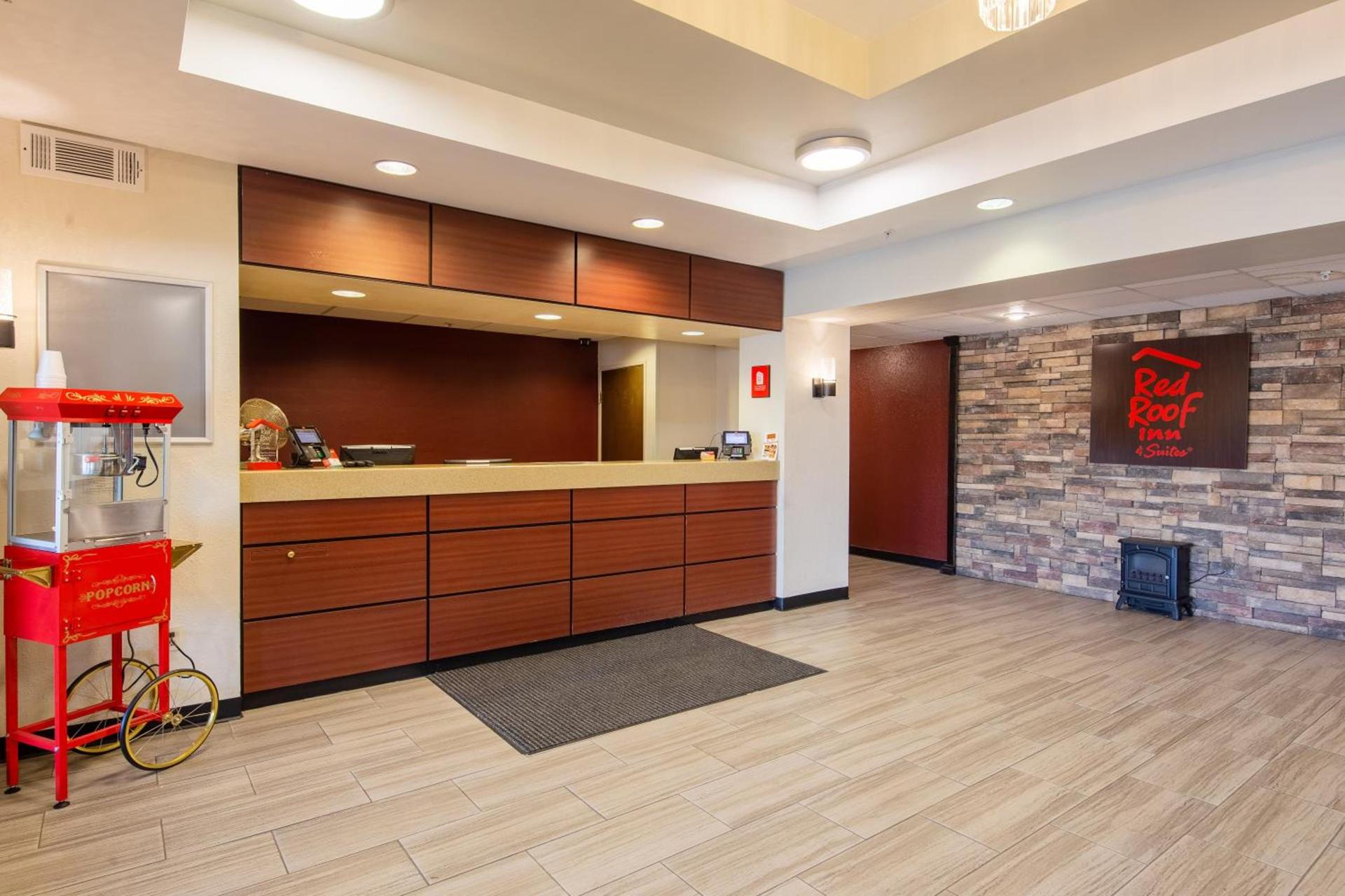 Red Roof Inn & Suites Indianapolis Airport photo 4