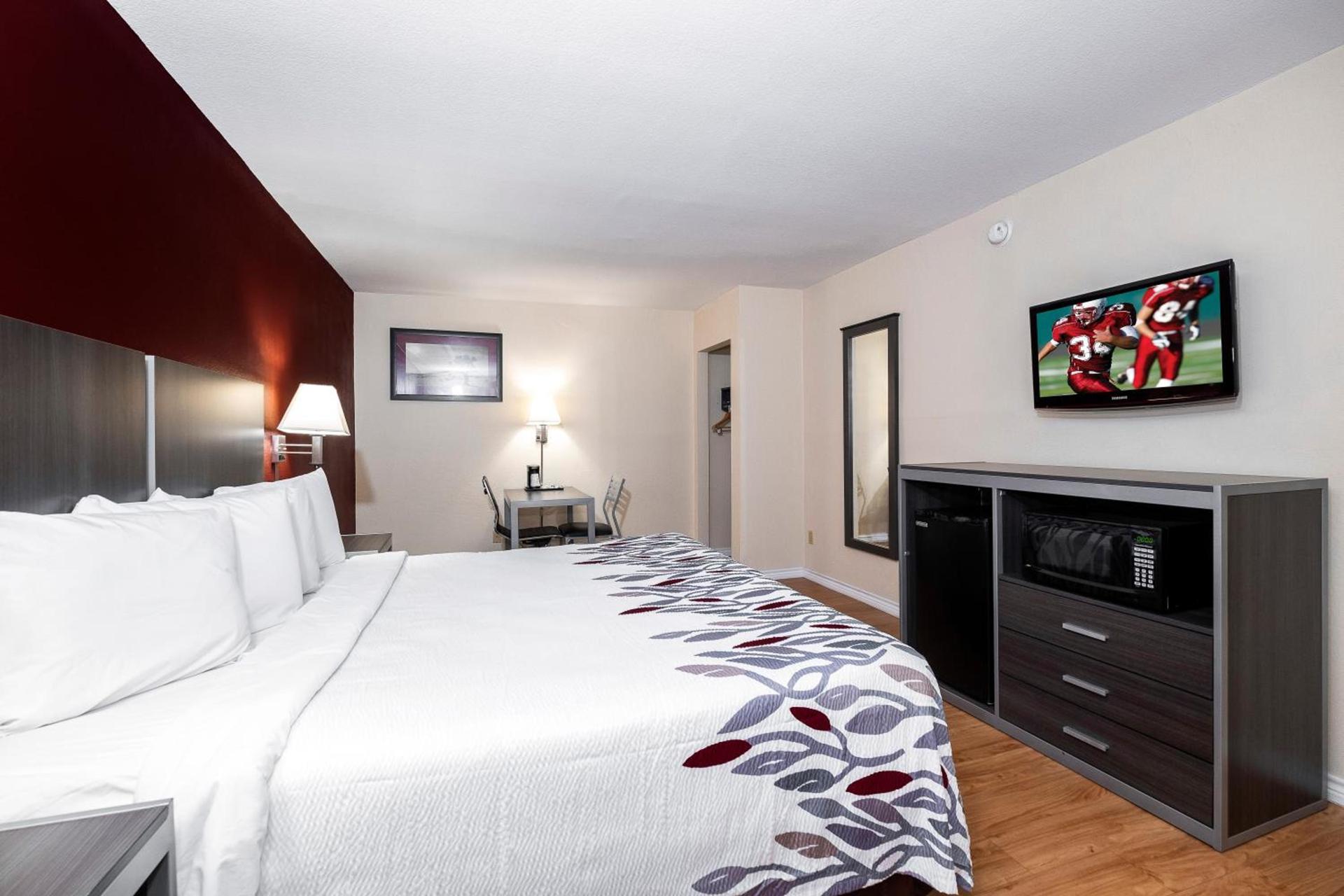 Red Roof Inn Houston North - FM1960 & I-45 photo 17