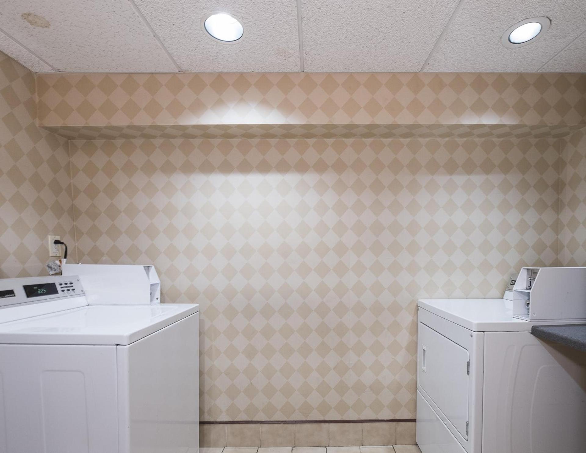 Red Roof Inn Hartford- New Britain photo 16