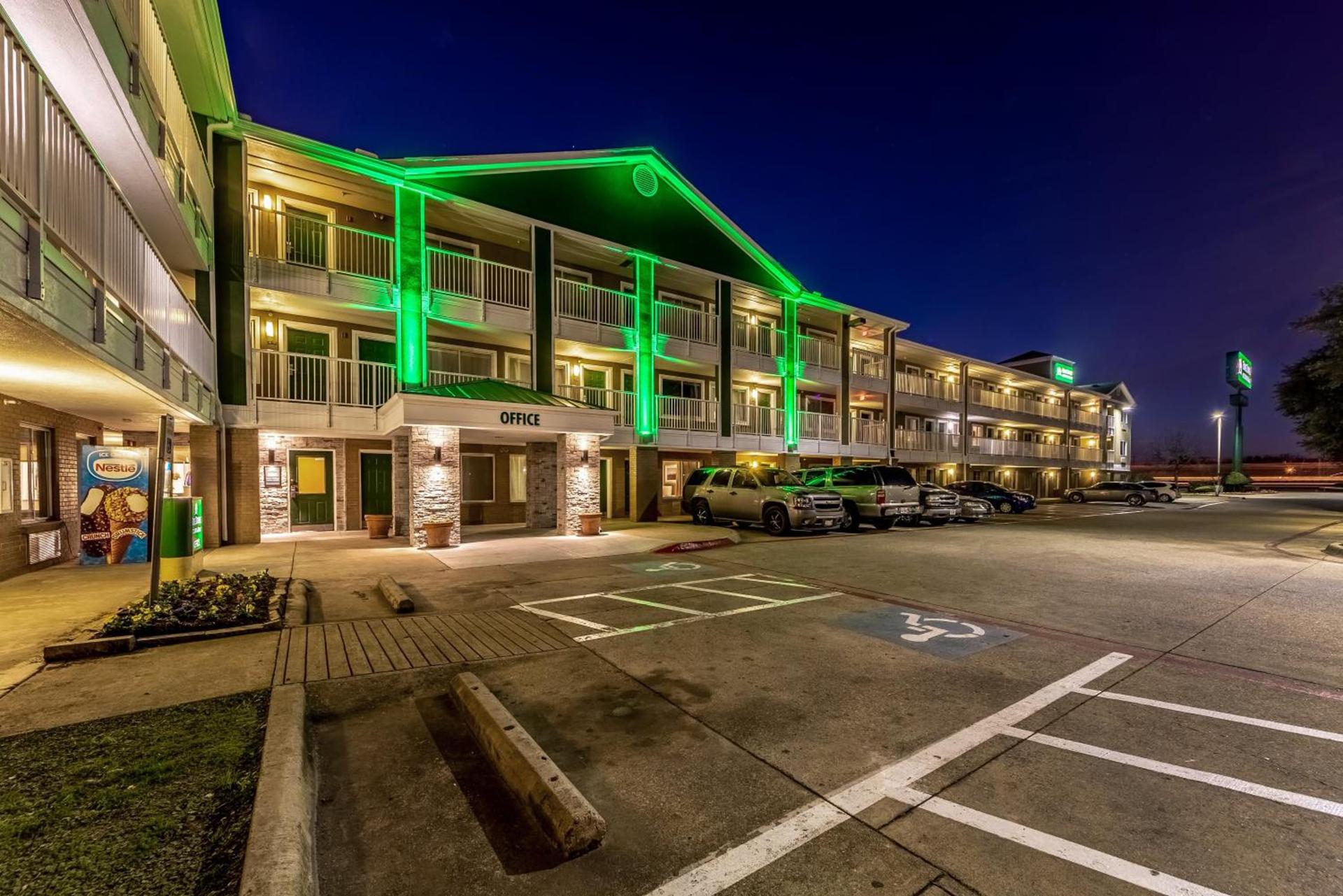 HomeTowne Studios by Red Roof Dallas - Mesquite photo 4