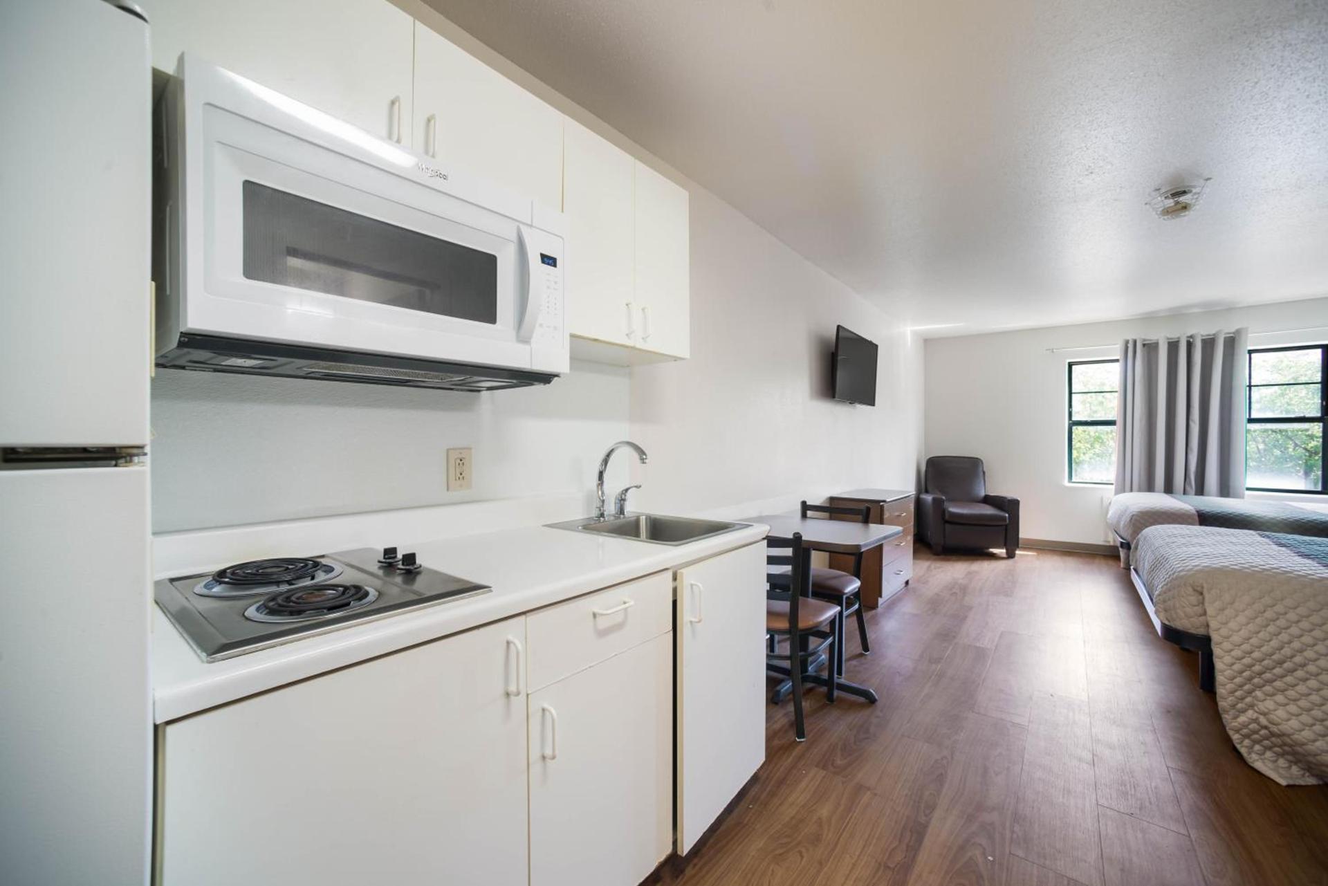 HomeTowne Studios by Red Roof St. Louis - Airport/N Lindbergh photo 14