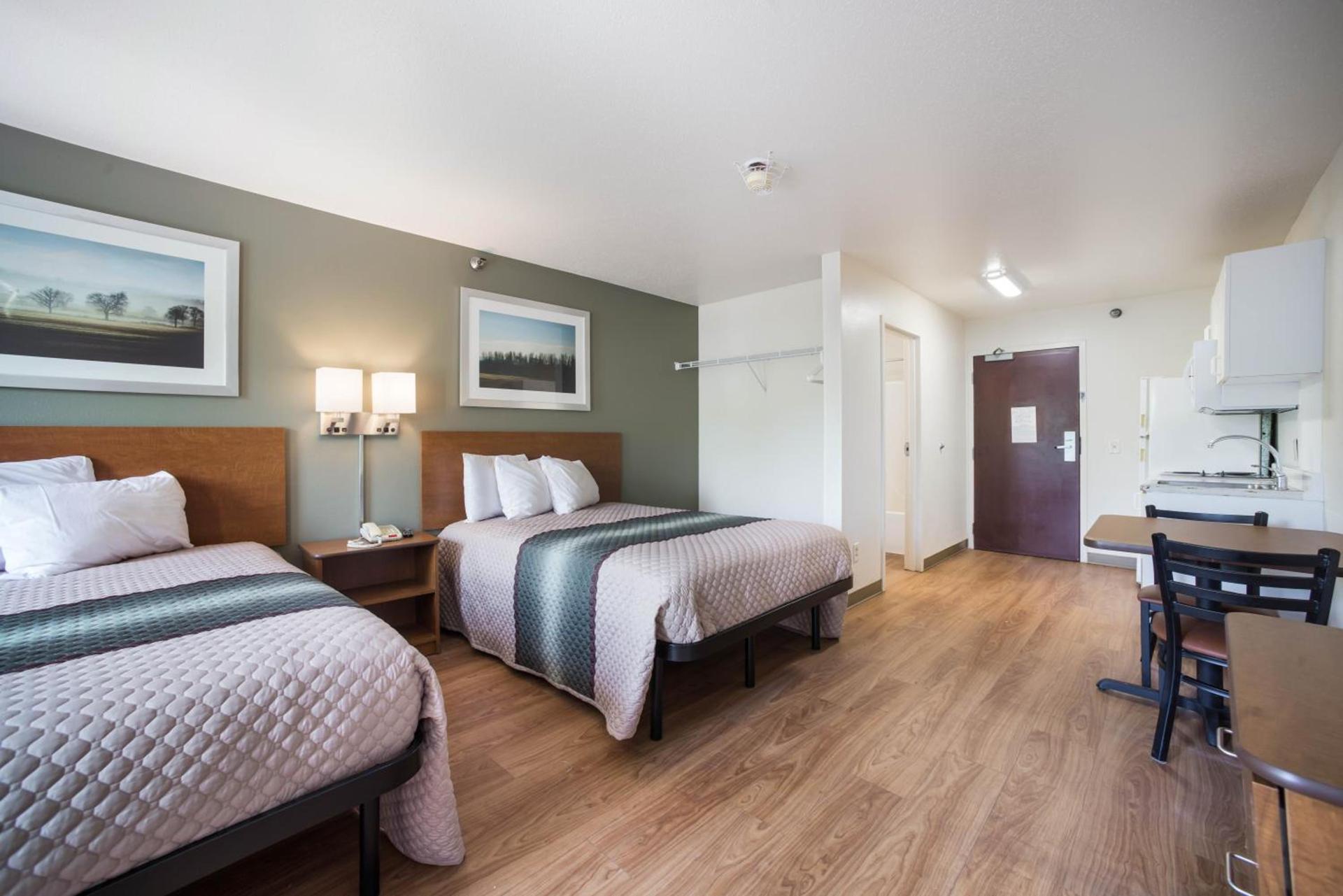 HomeTowne Studios by Red Roof St. Louis - Airport/N Lindbergh photo 12