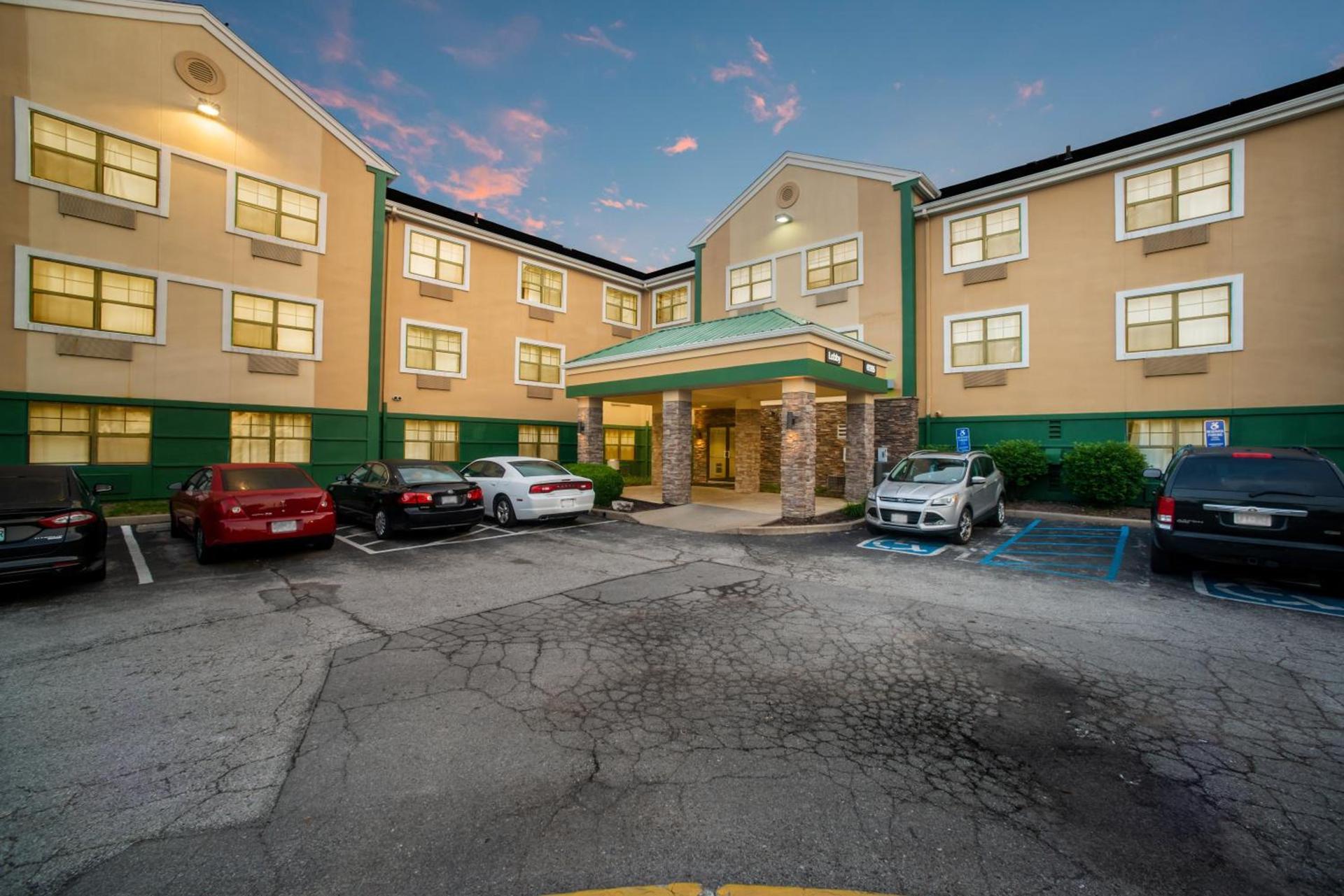 HomeTowne Studios by Red Roof St. Louis - Airport/N Lindbergh photo 21