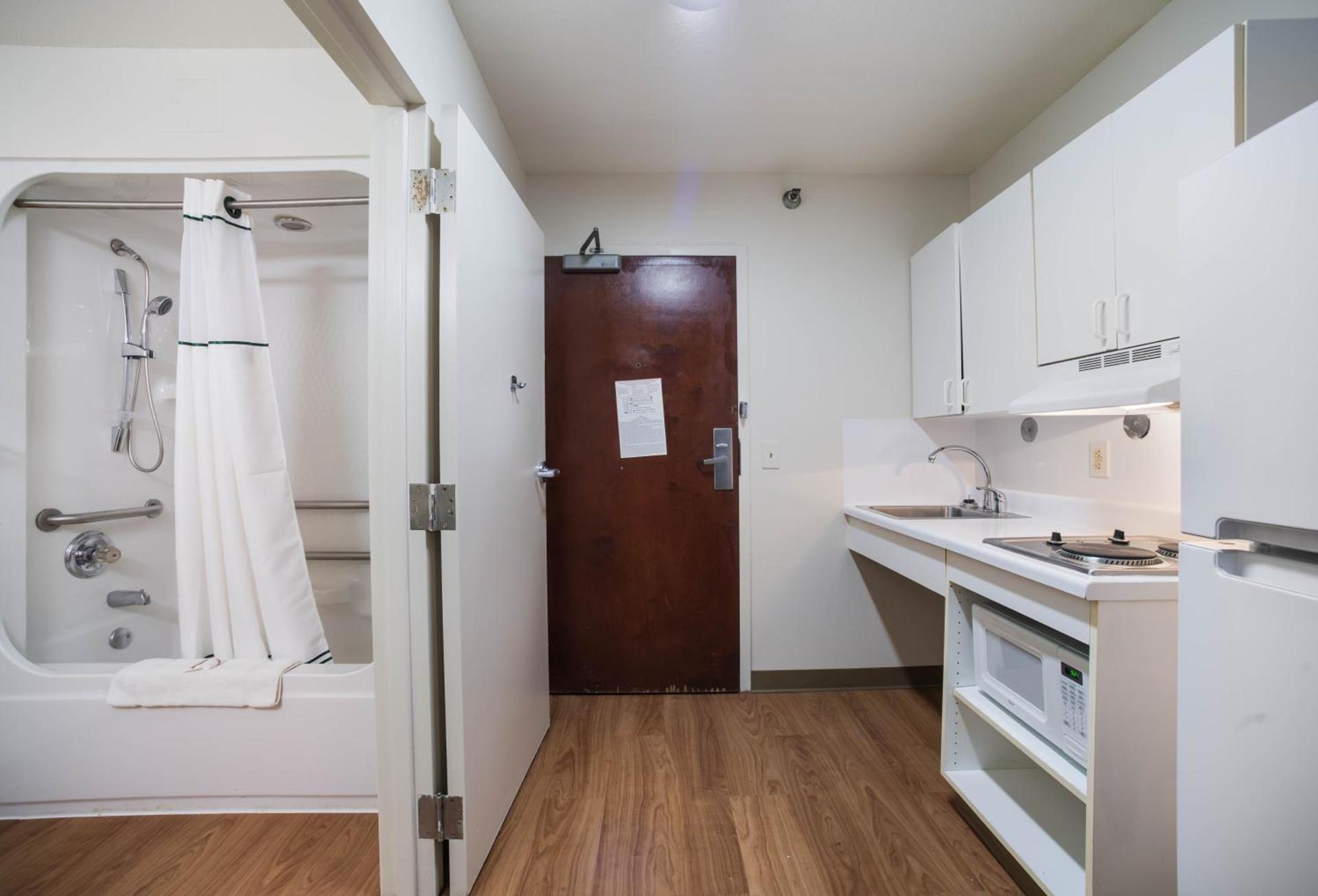 HomeTowne Studios by Red Roof St. Louis - Airport/N Lindbergh photo 23