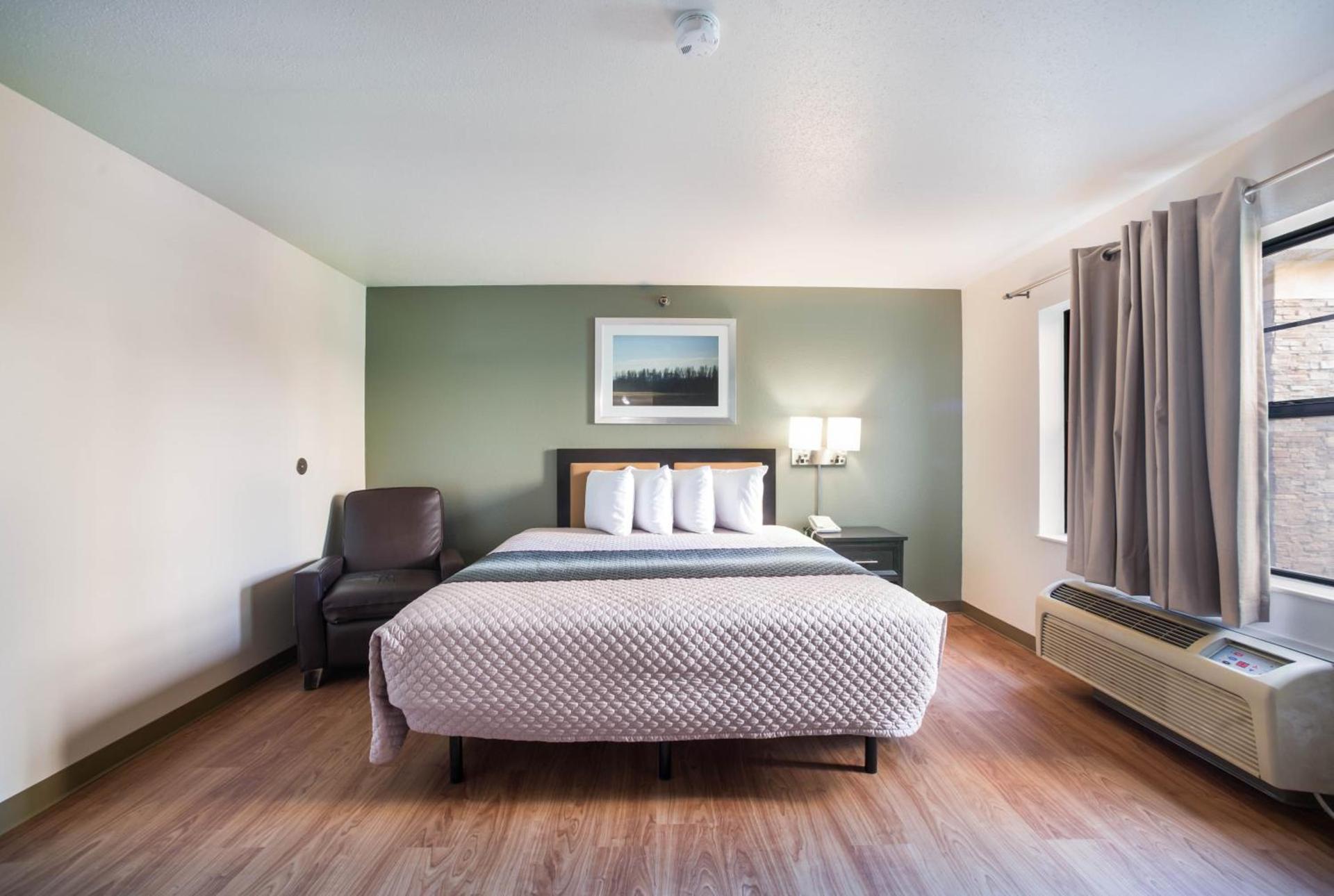 HomeTowne Studios by Red Roof St. Louis - Airport/N Lindbergh photo 15