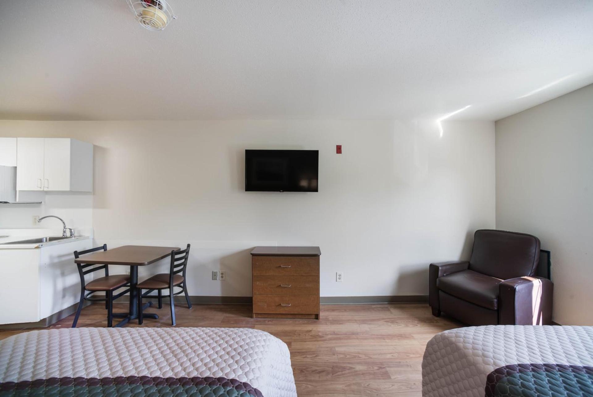 HomeTowne Studios by Red Roof St. Louis - Airport/N Lindbergh photo 13