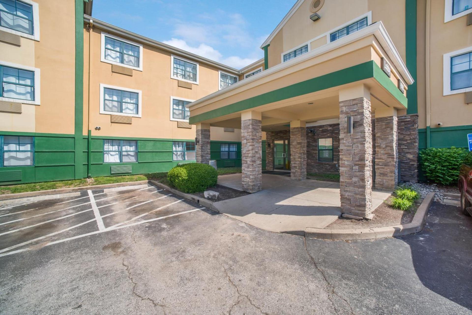 HomeTowne Studios by Red Roof St. Louis - Airport/N Lindbergh — hotel in Hazelwood