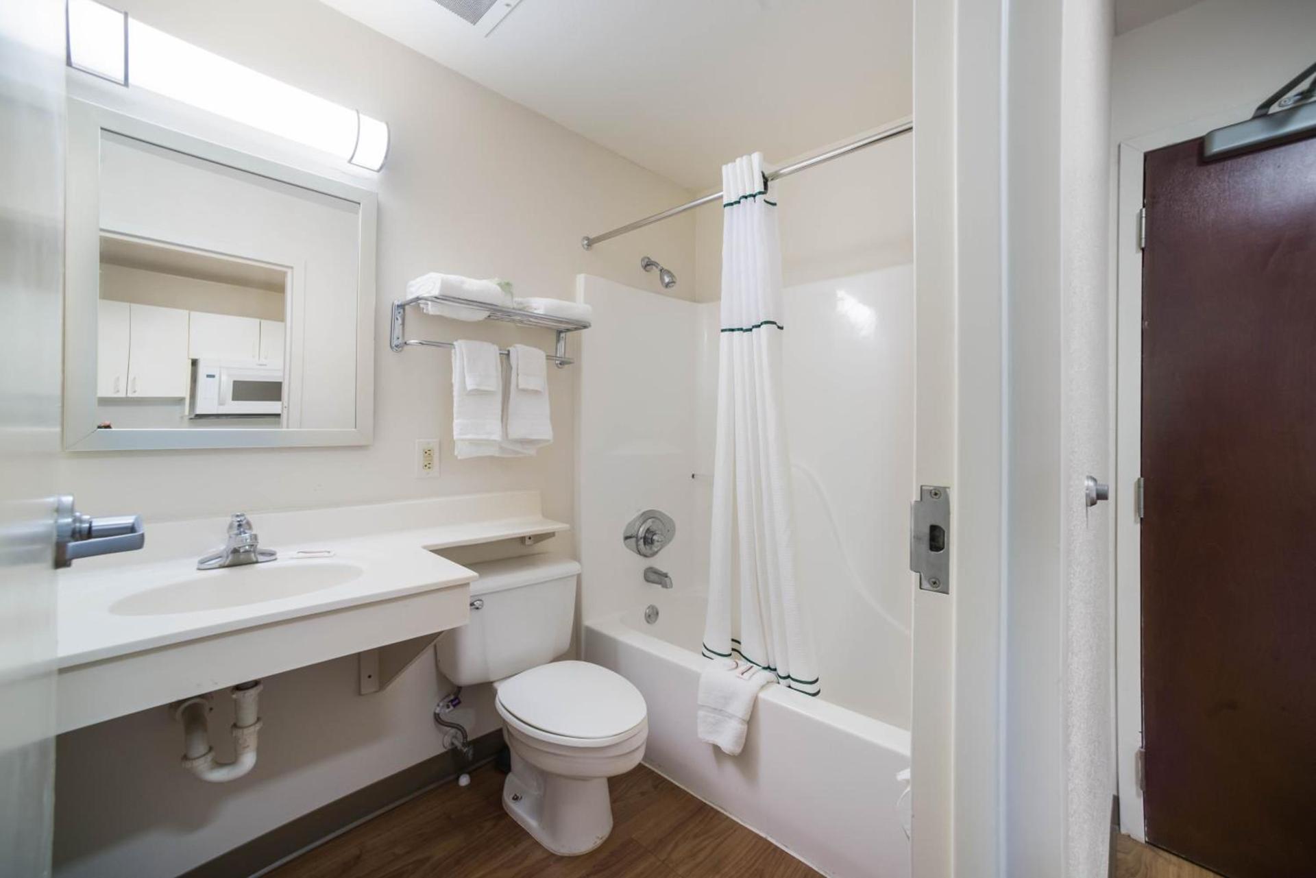 HomeTowne Studios by Red Roof St. Louis - Airport/N Lindbergh photo 18