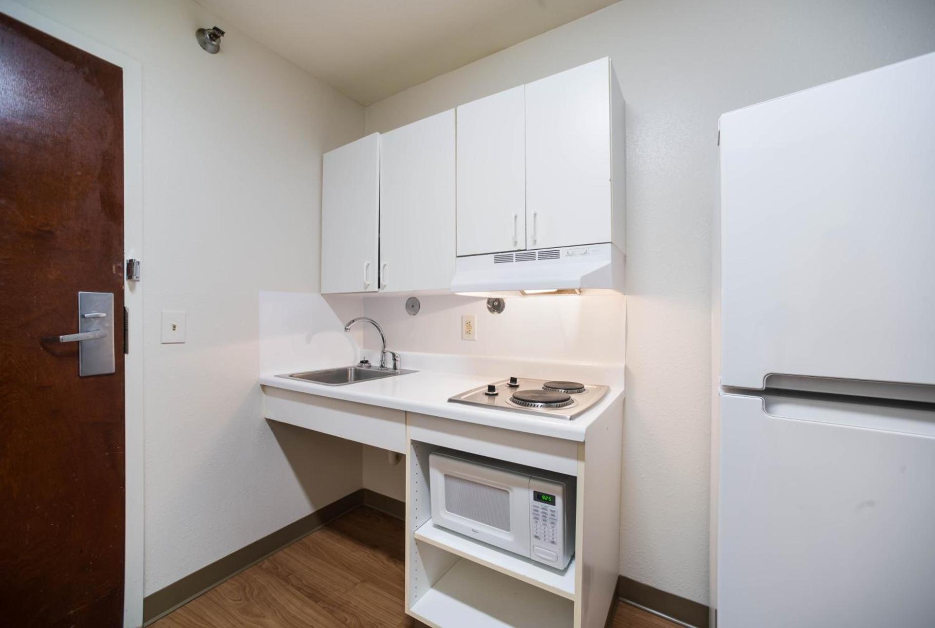 HomeTowne Studios by Red Roof St. Louis - Airport/N Lindbergh photo 19