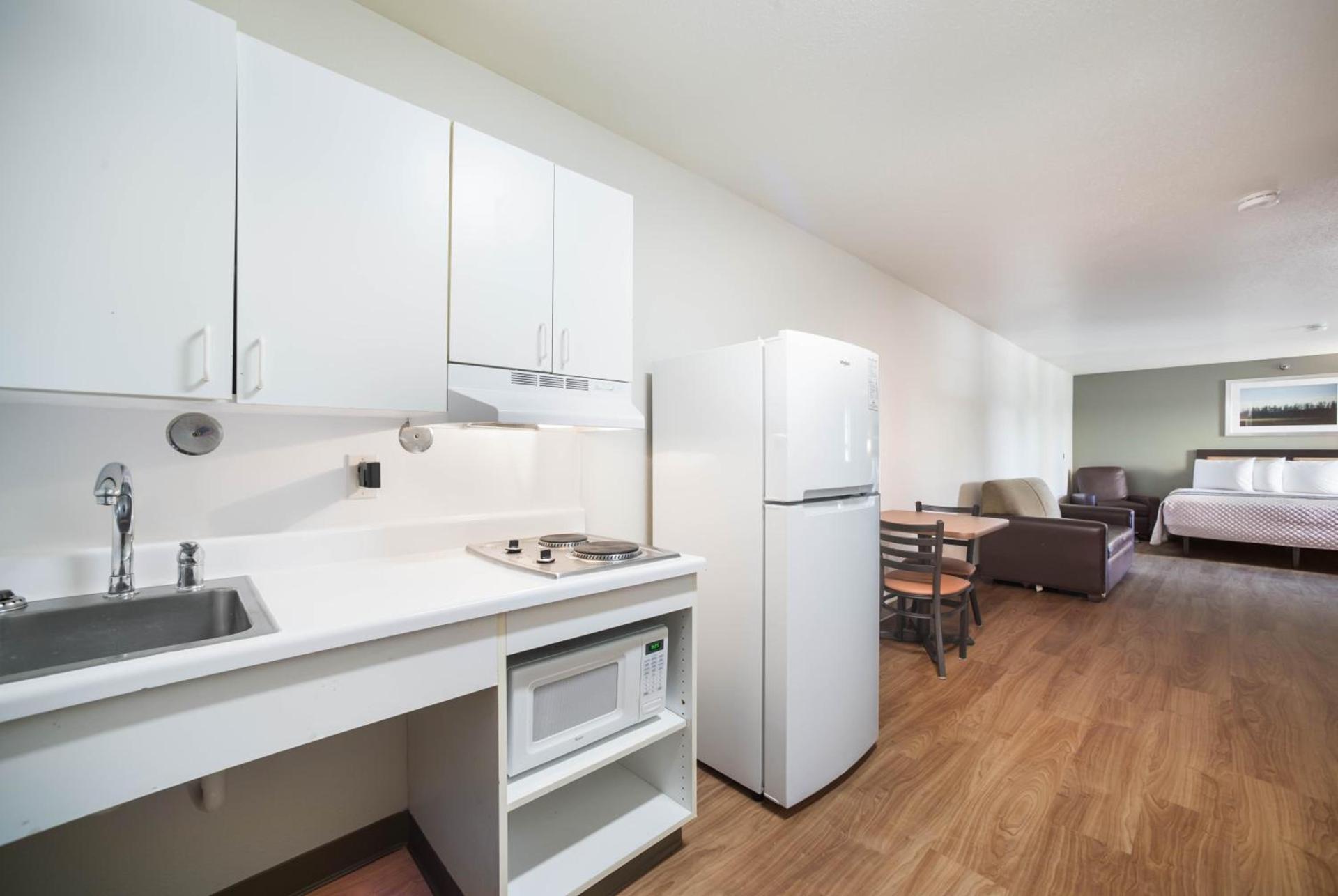 HomeTowne Studios by Red Roof St. Louis - Airport/N Lindbergh photo 22