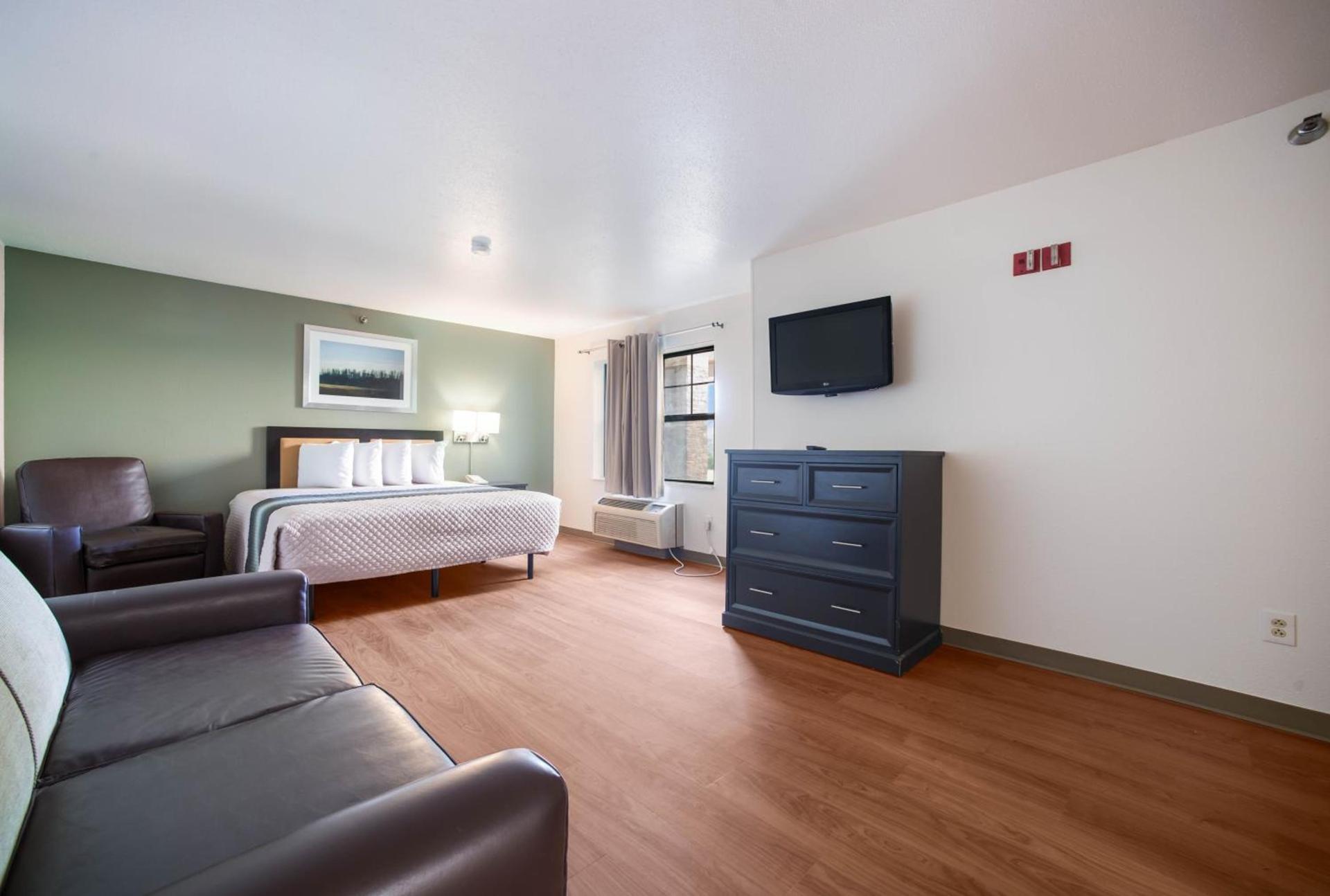 HomeTowne Studios by Red Roof St. Louis - Airport/N Lindbergh photo 17