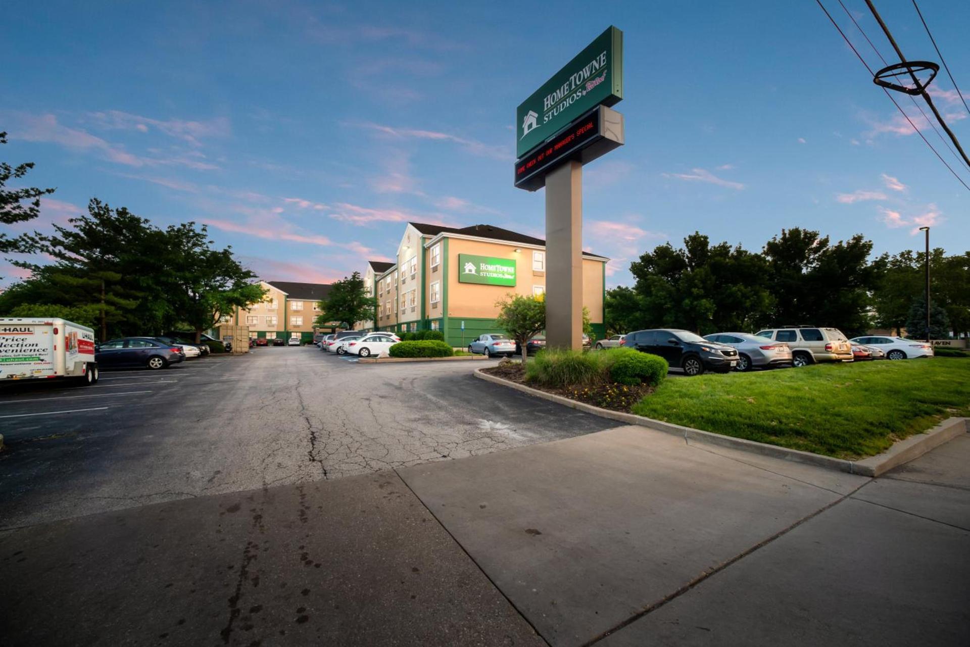 HomeTowne Studios by Red Roof St. Louis - Airport/N Lindbergh photo 3