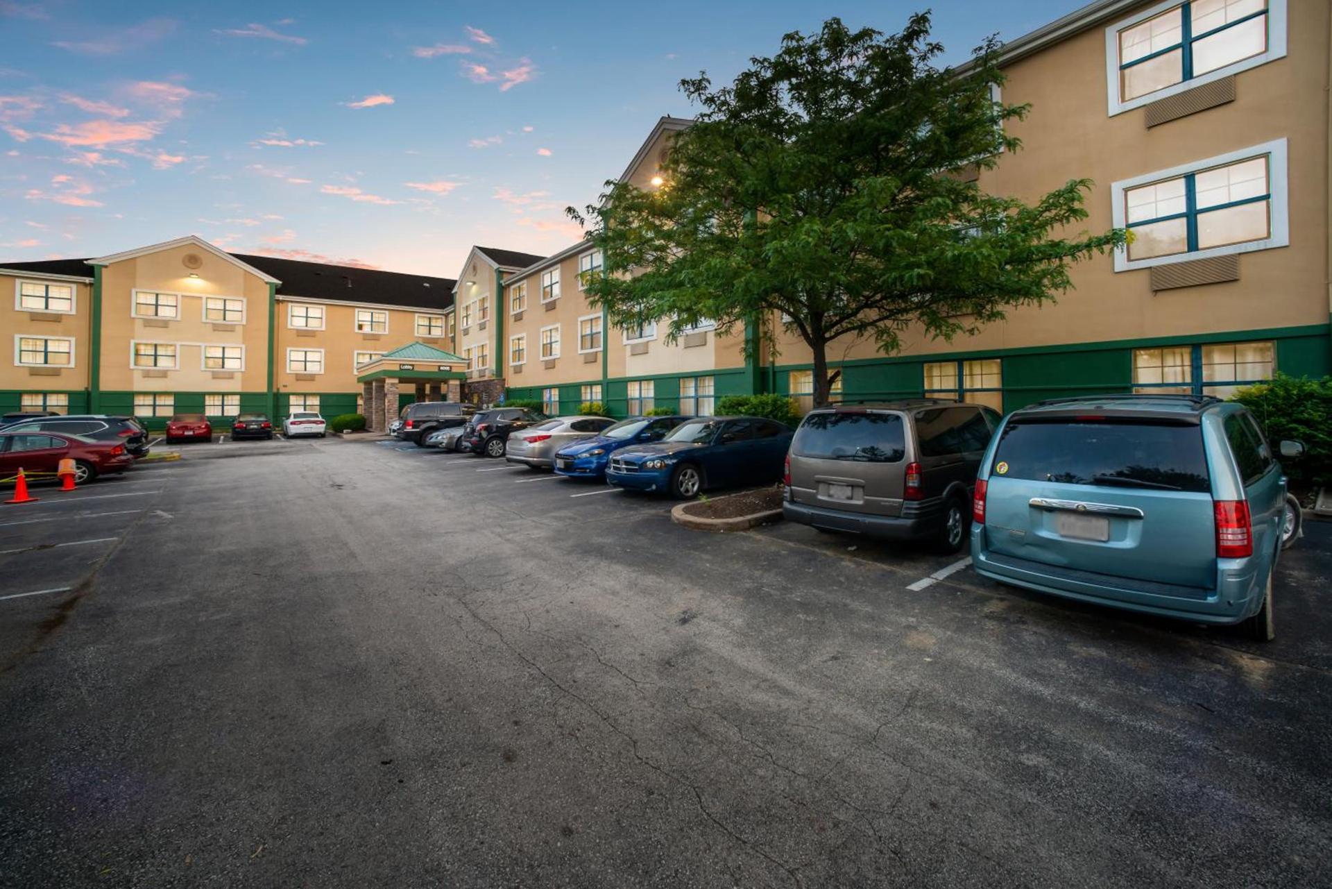 HomeTowne Studios by Red Roof St. Louis - Airport/N Lindbergh photo 4