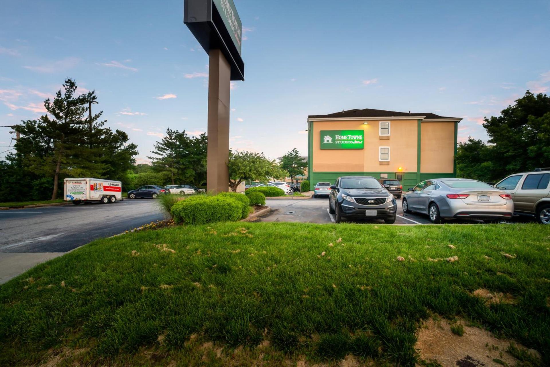 HomeTowne Studios by Red Roof St. Louis - Airport/N Lindbergh photo 2