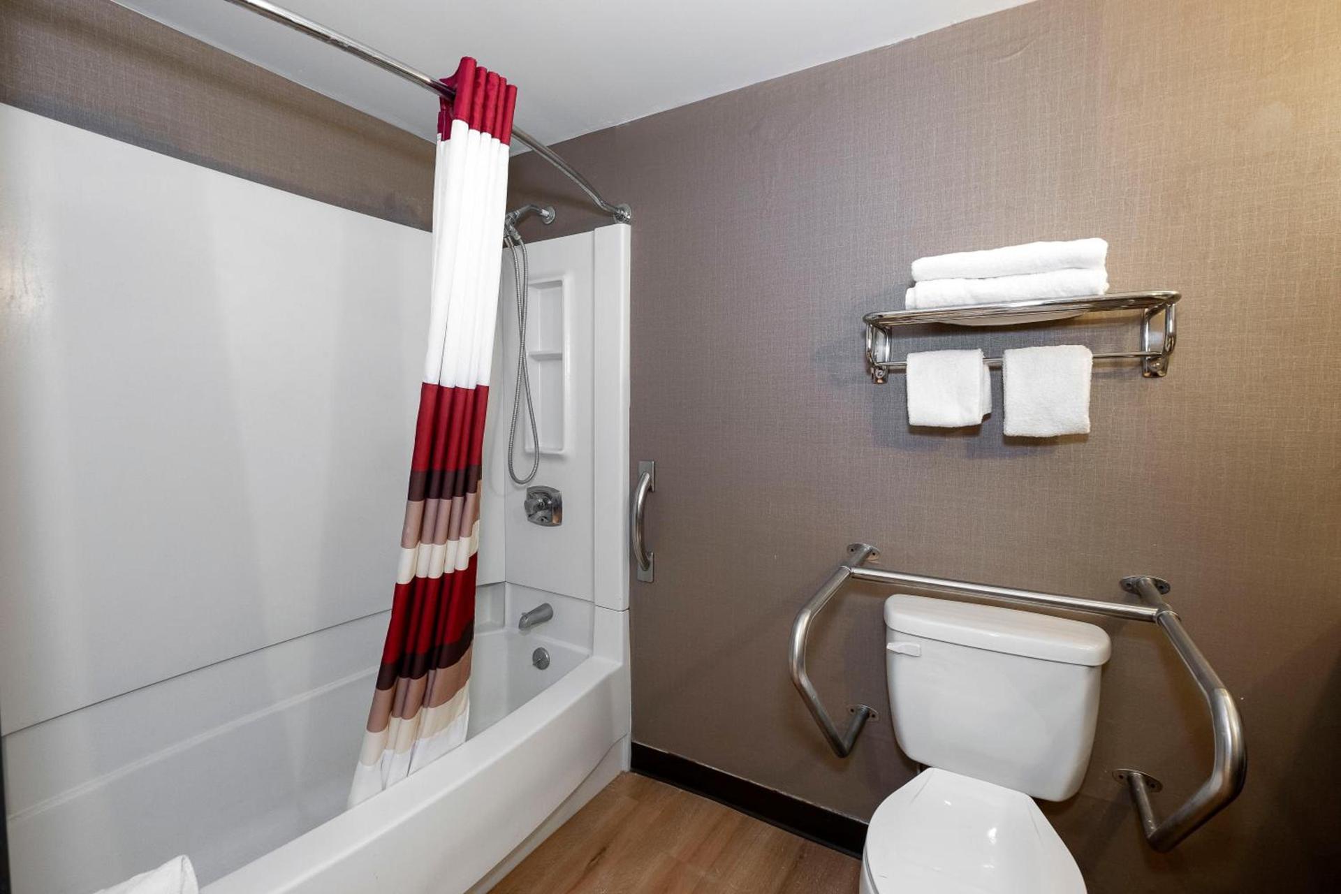 Red Roof Inn Fulton photo 23