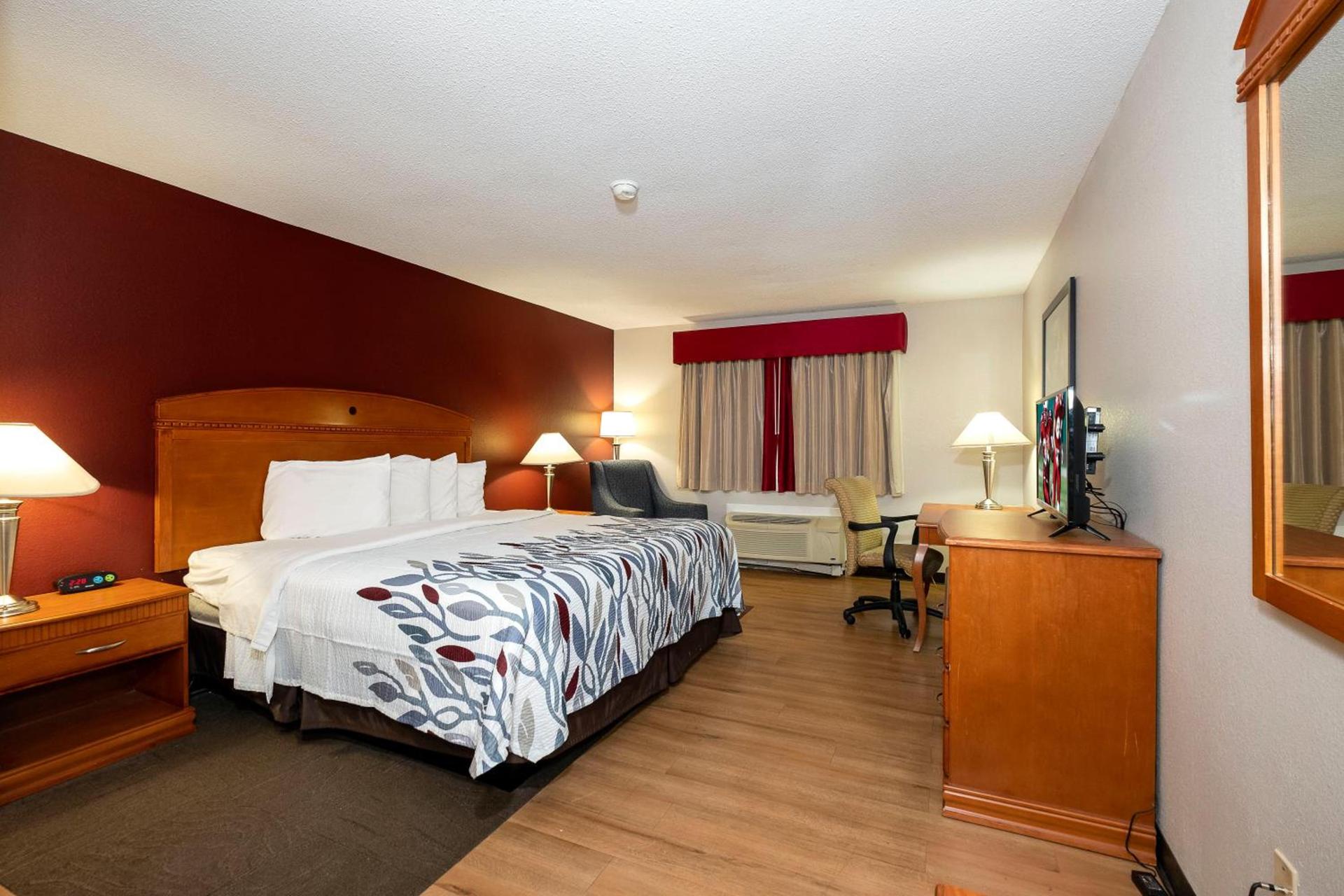 Red Roof Inn Fulton photo 18