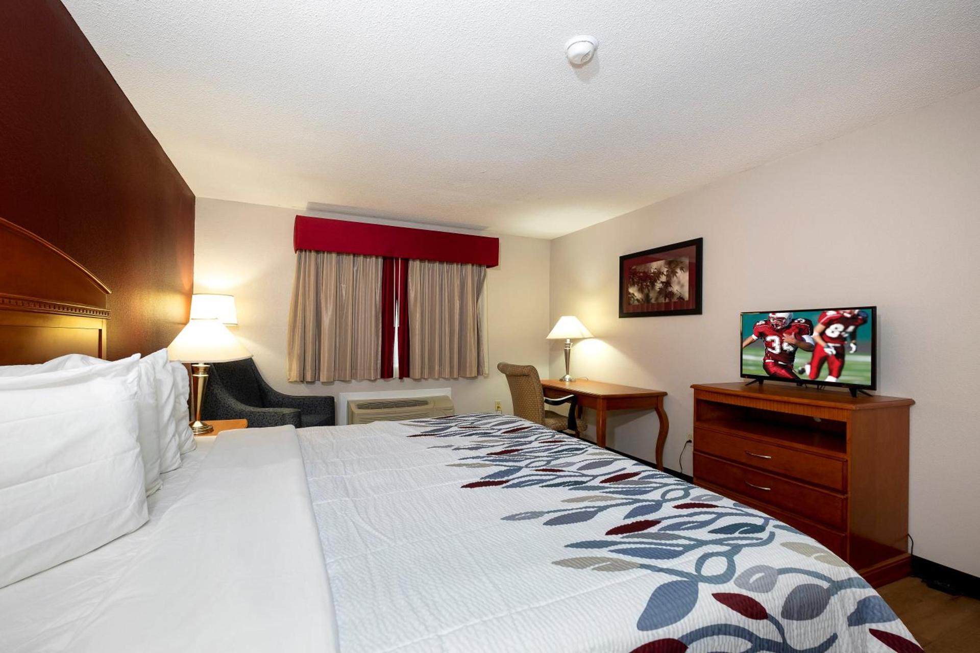 Red Roof Inn Fulton photo 17