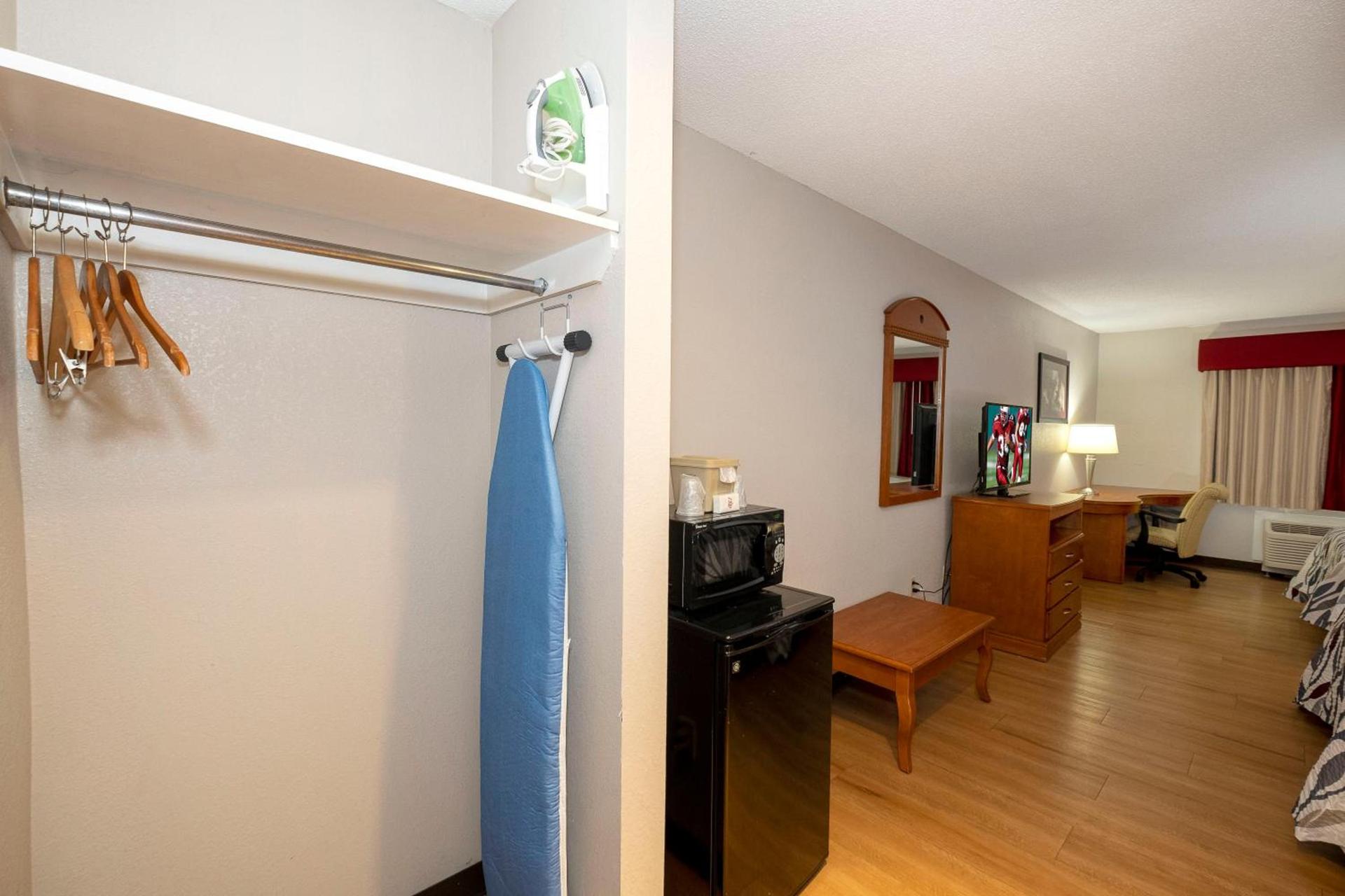 Red Roof Inn Fulton photo 15