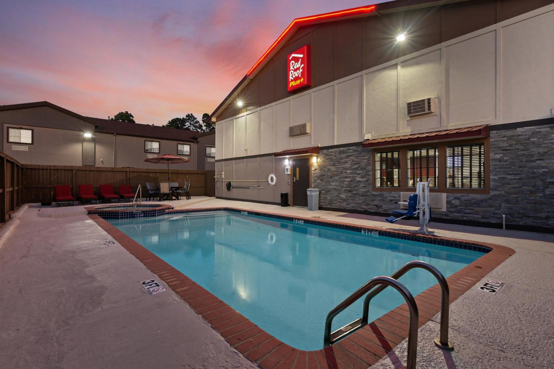 Red Roof Inn PLUS+ Huntsville photo 11