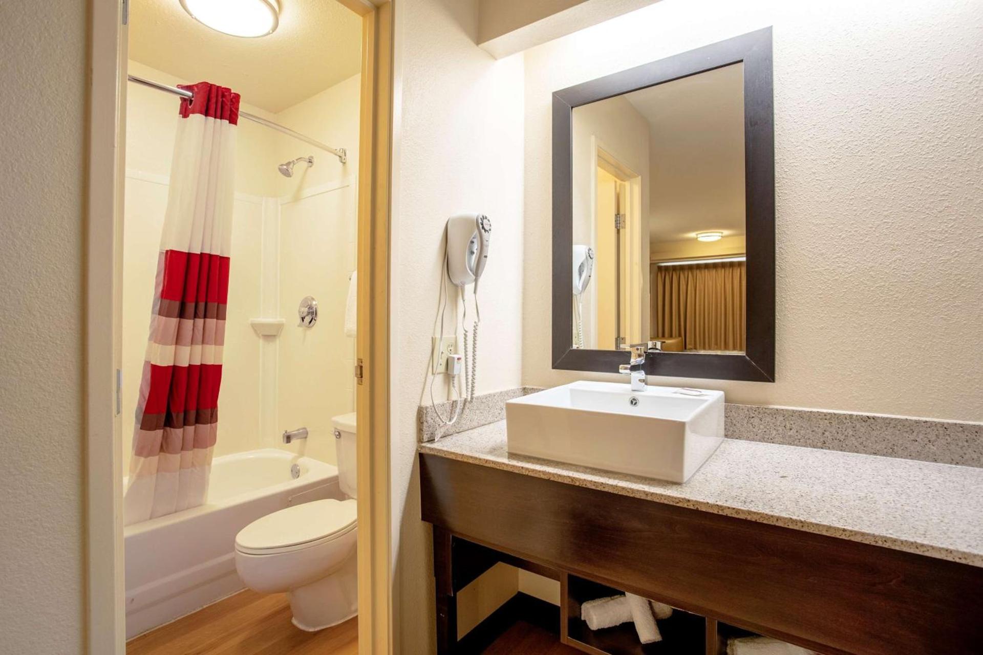 Red Roof Inn PLUS+ Baltimore-Washington DC/BWI Airport photo 30