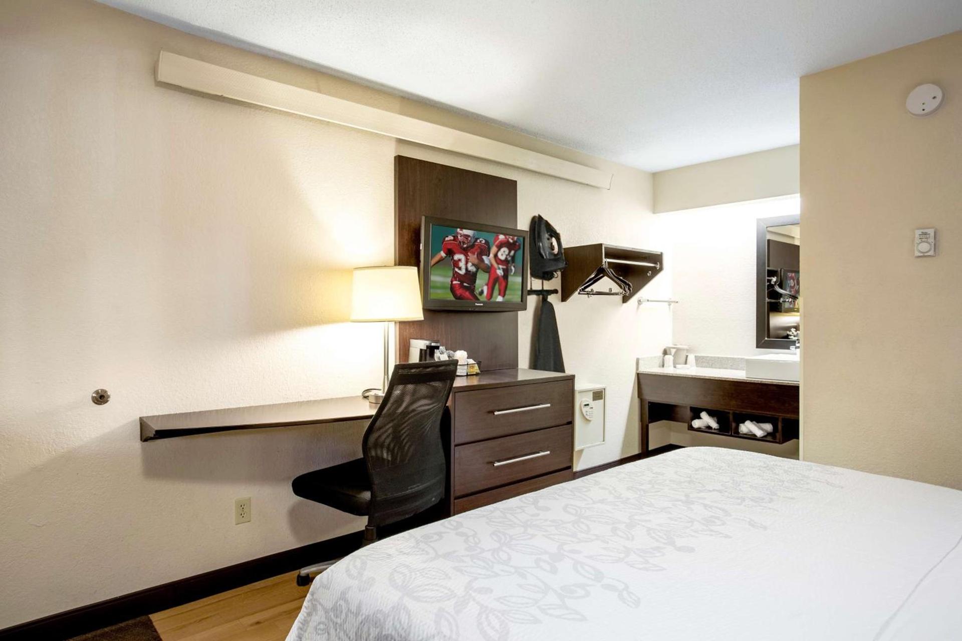 Red Roof Inn PLUS+ Baltimore-Washington DC/BWI Airport photo 23