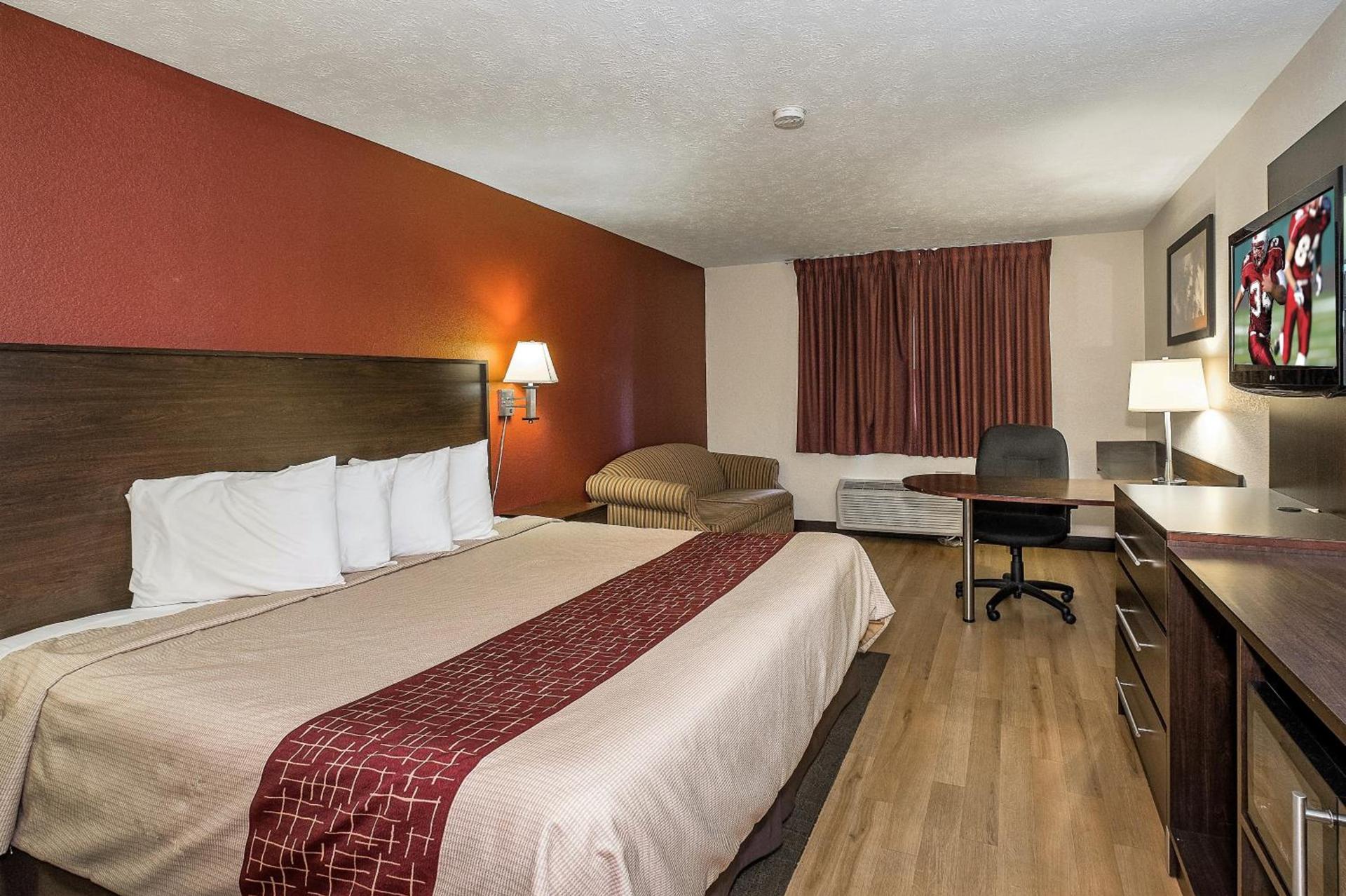 Red Roof Inn & Suites Hermitage photo 19
