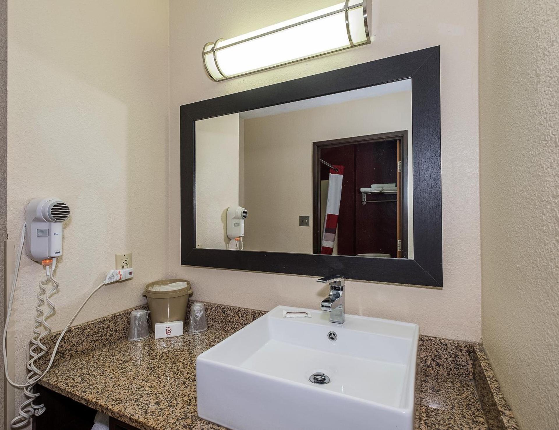 Red Roof Inn & Suites Hermitage photo 28