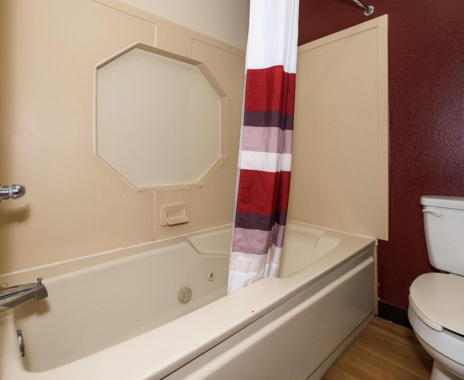 Red Roof Inn & Suites Hermitage photo 31