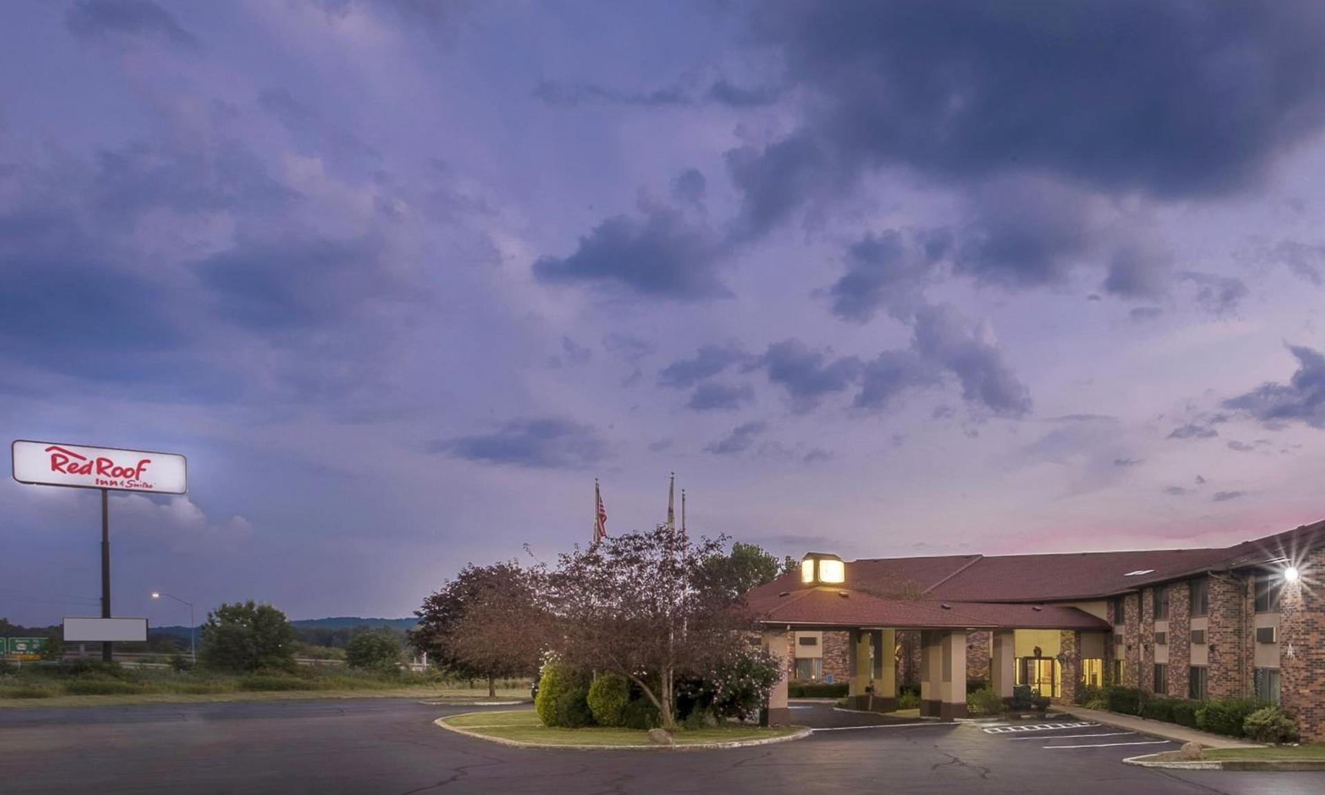 Red Roof Inn & Suites Hermitage photo 5
