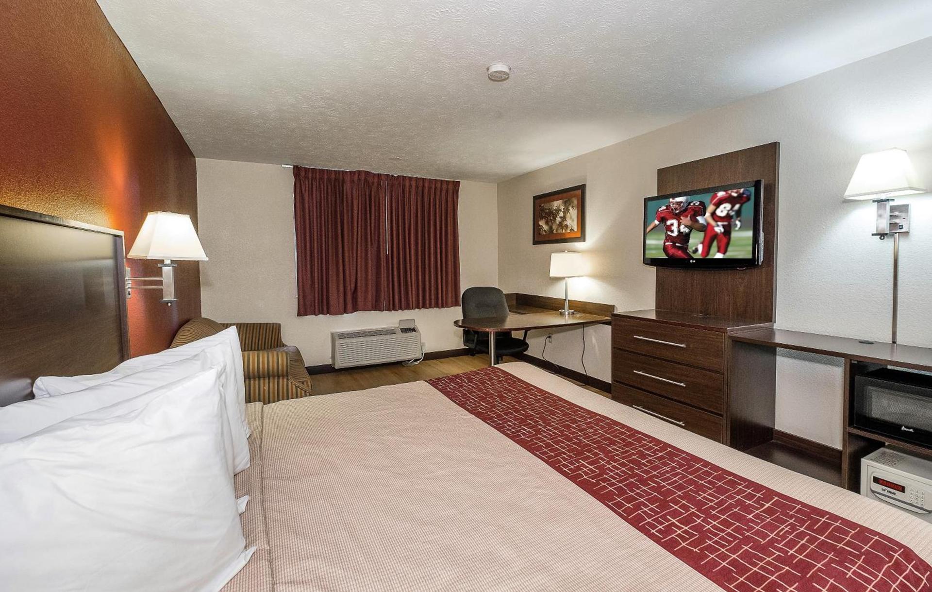 Red Roof Inn & Suites Hermitage photo 13
