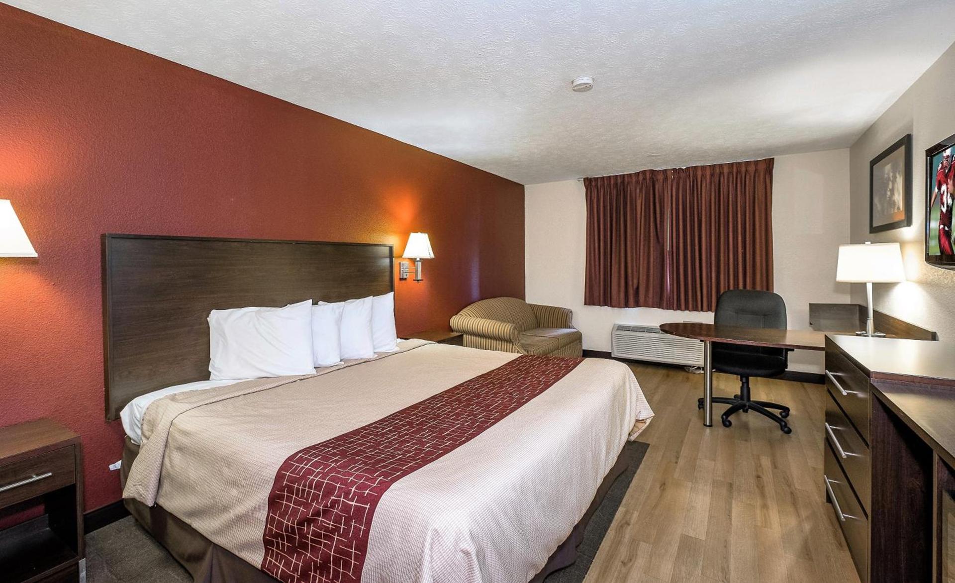 Red Roof Inn & Suites Hermitage photo 16