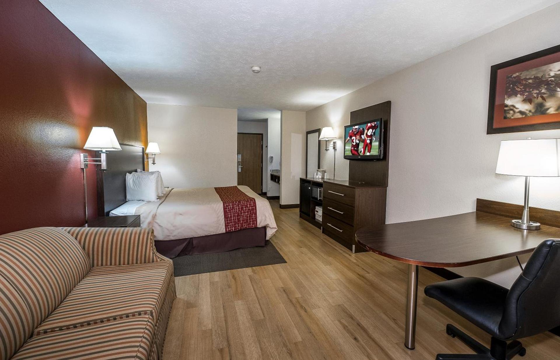 Red Roof Inn & Suites Hermitage photo 17