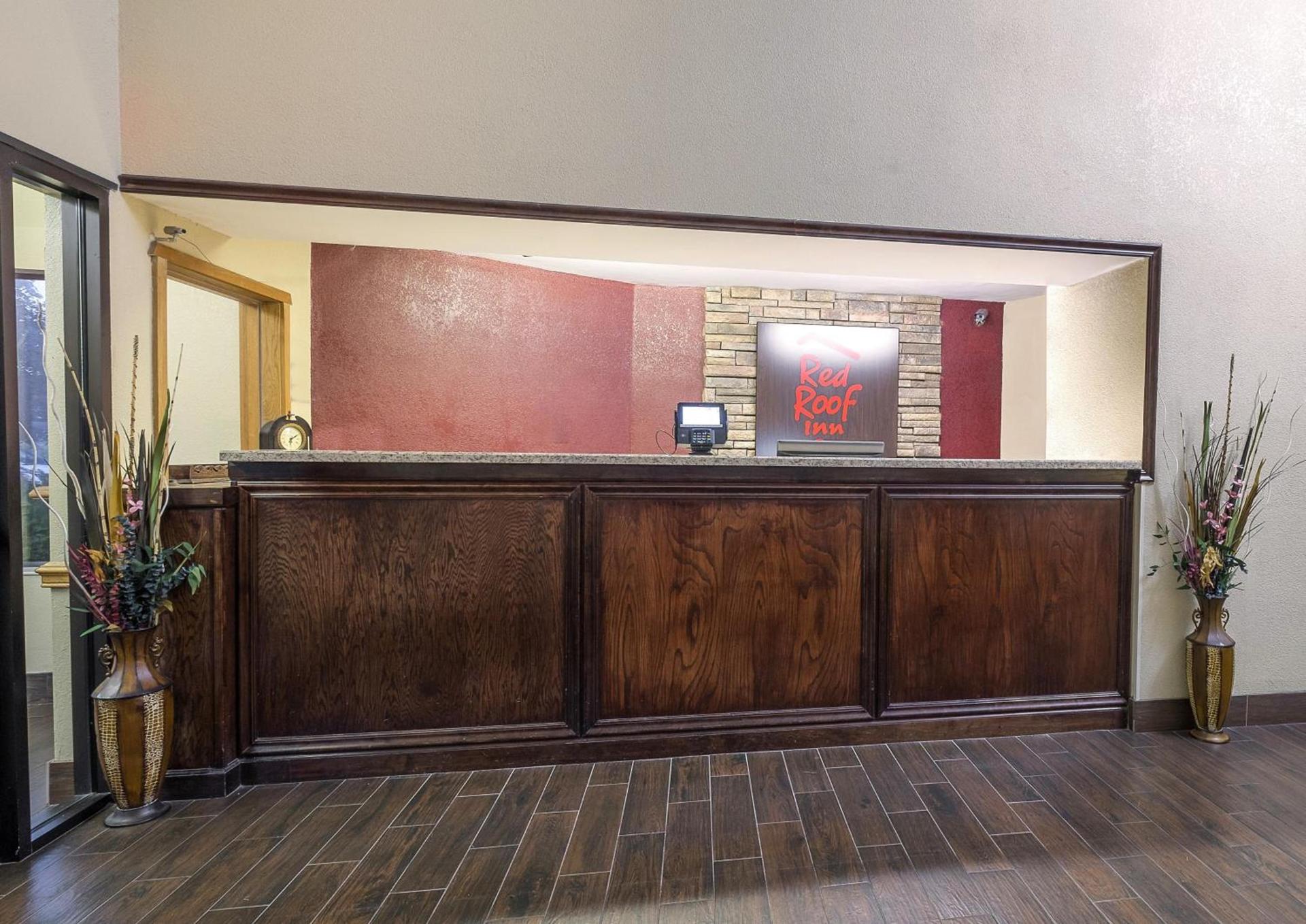 Red Roof Inn & Suites Hermitage photo 6