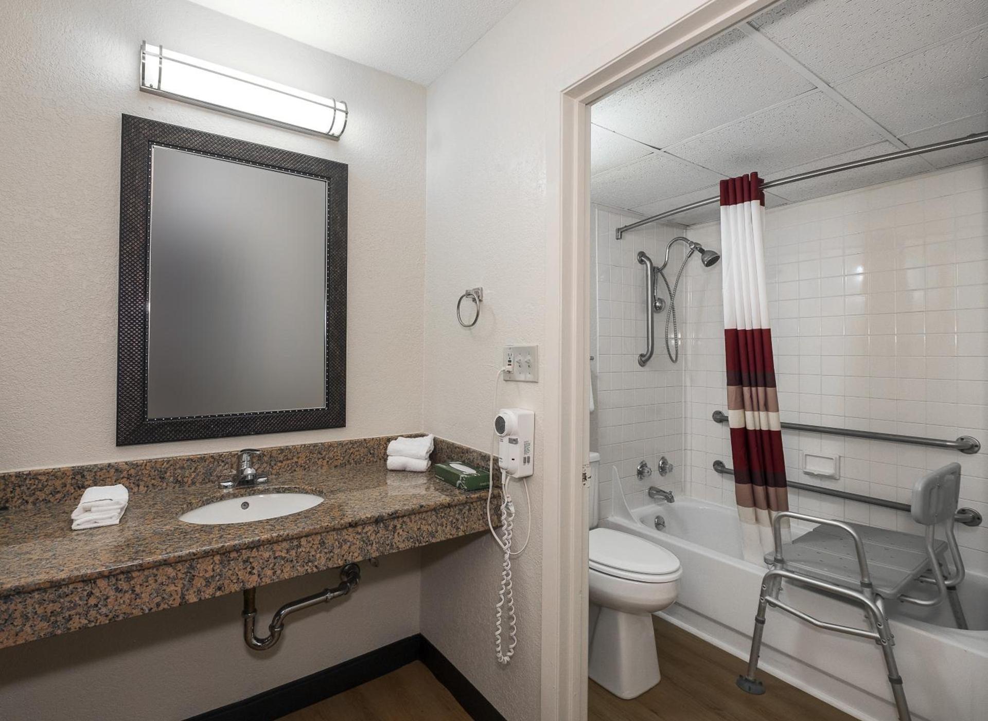 Red Roof Inn Bloomington - Normal/University photo 21