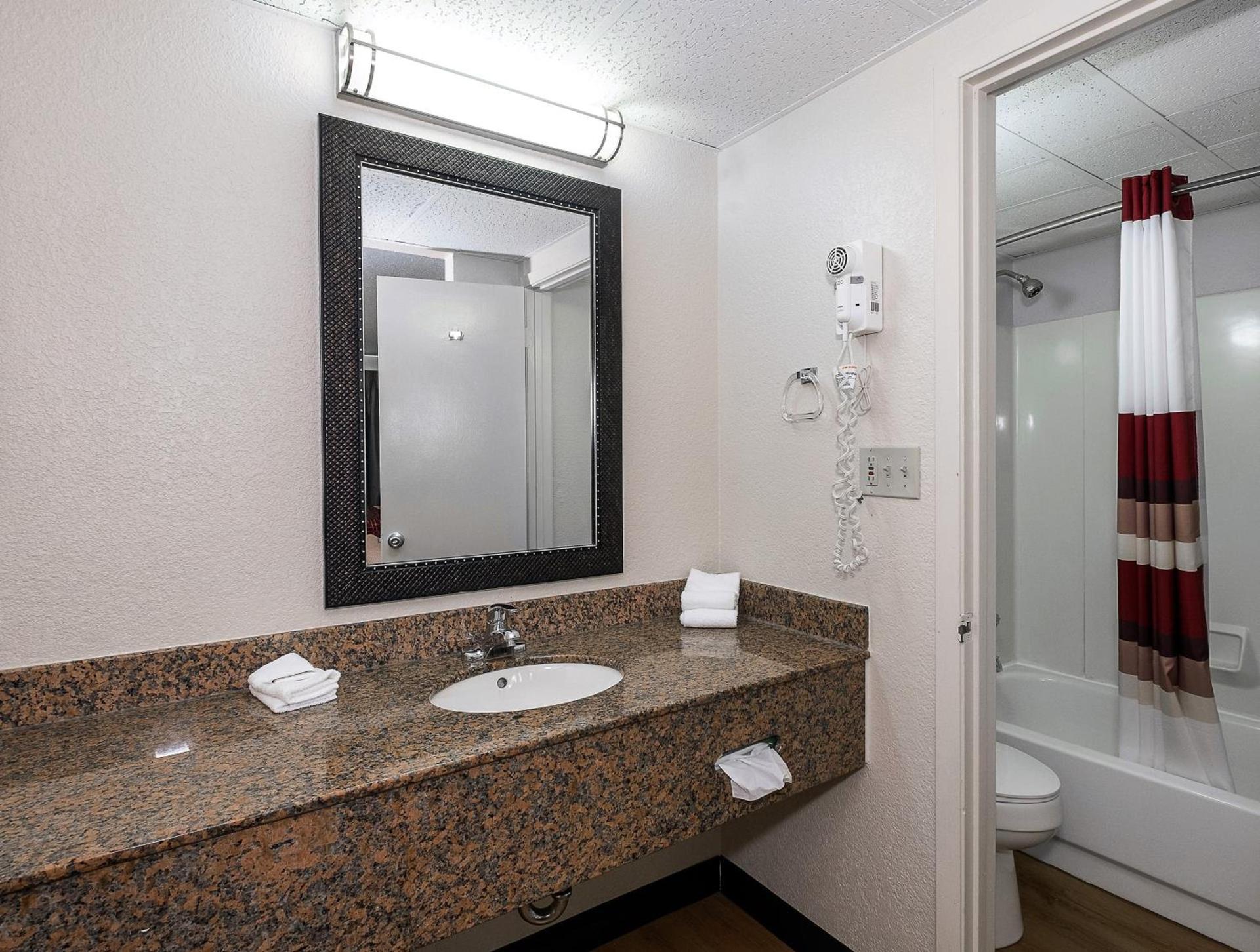 Red Roof Inn Bloomington - Normal/University photo 20