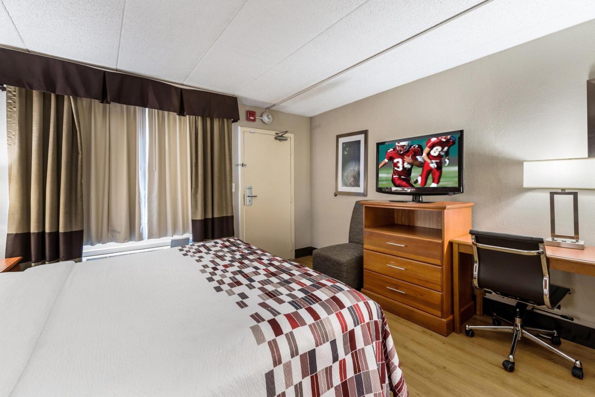 Red Roof Inn Morton Grove photo 17